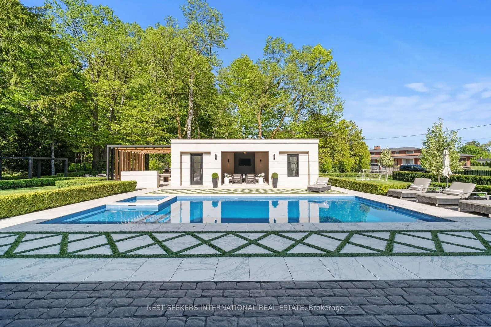 6 Forestave Crescent