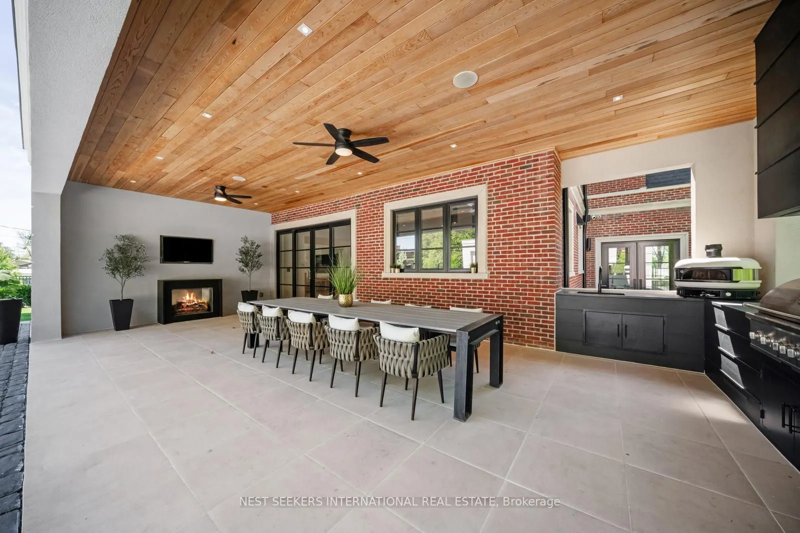 6 Forestave Crescent