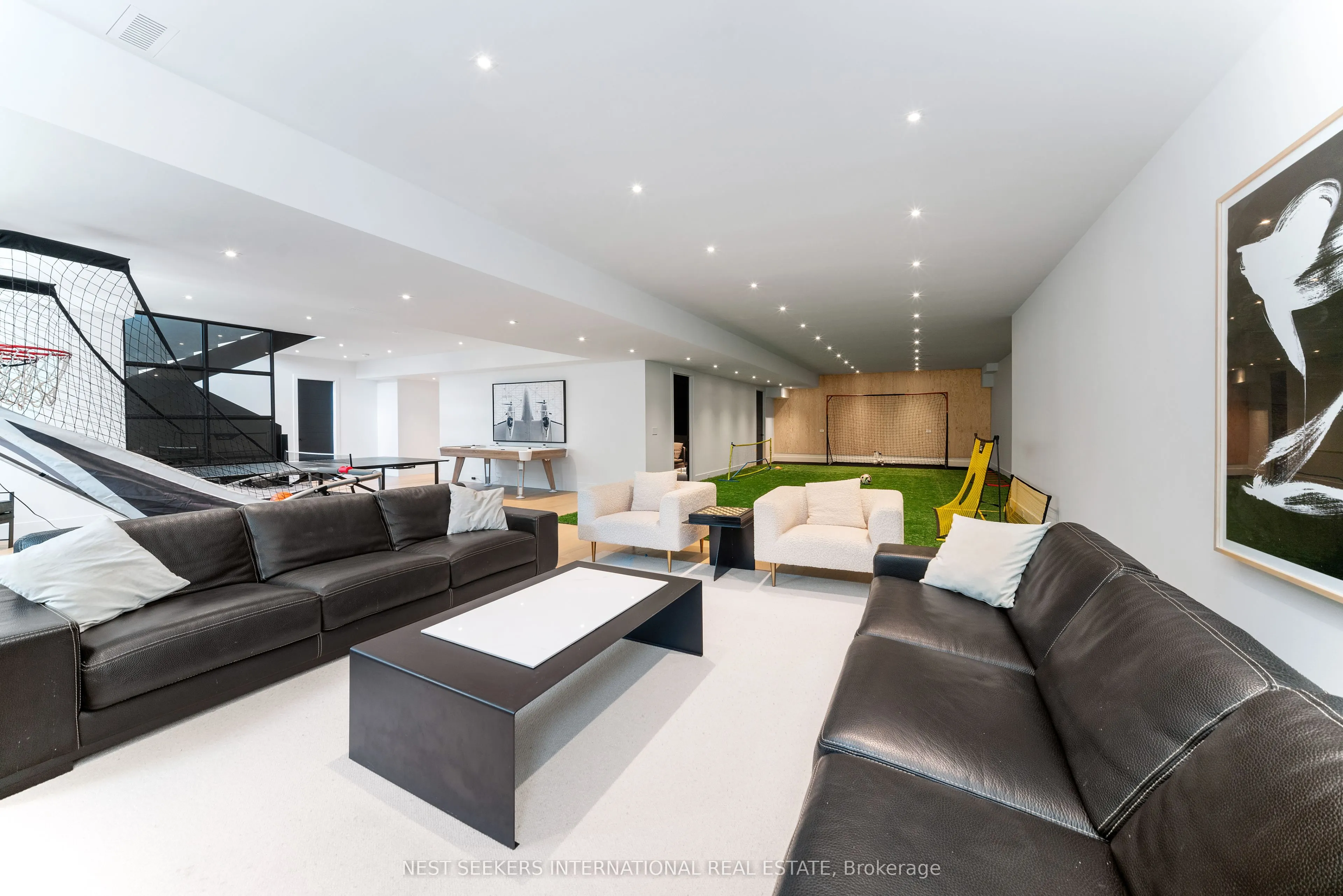 6 Forestave Crescent