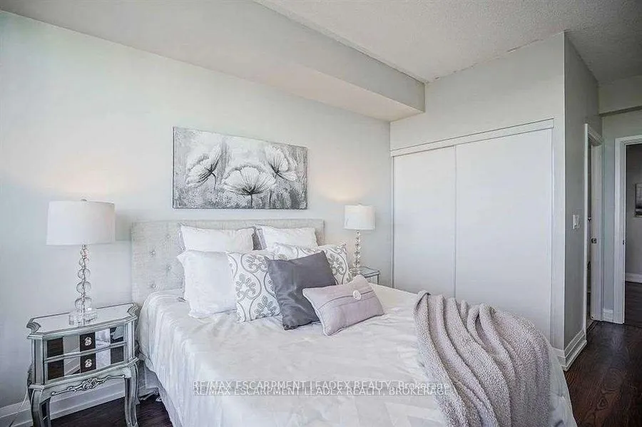 7161 Yonge Street, #2731
