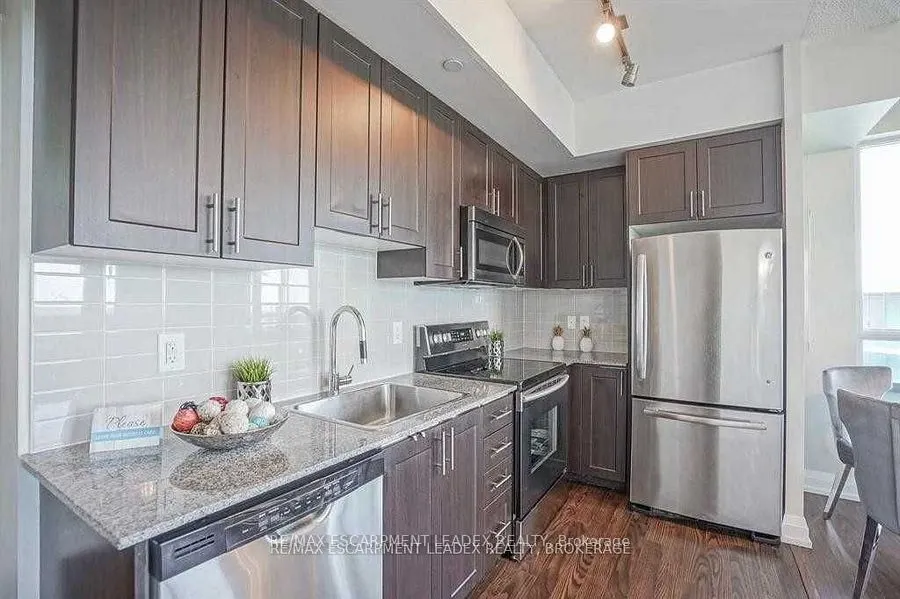 7161 Yonge Street, #2731