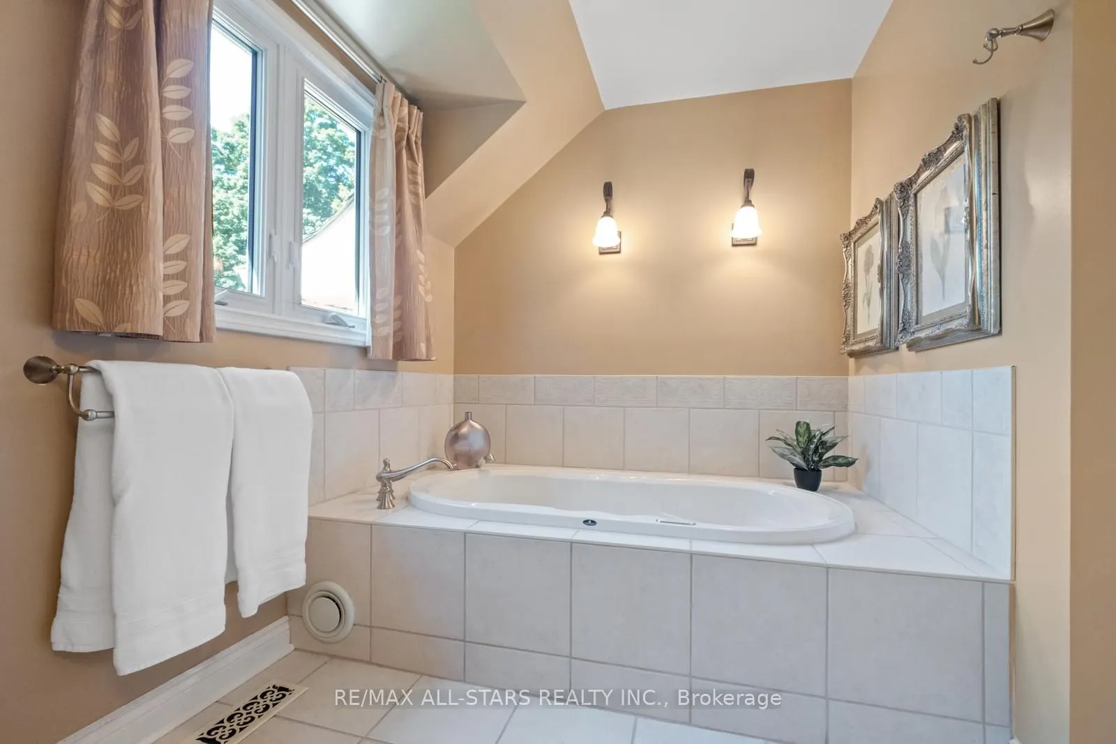 15 Skyridge Court