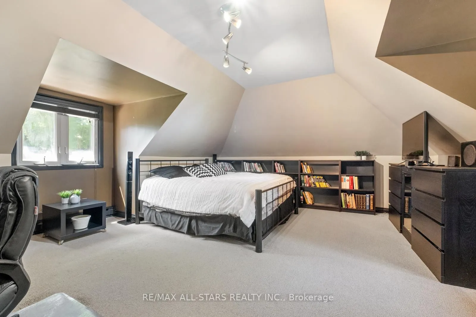 15 Skyridge Court