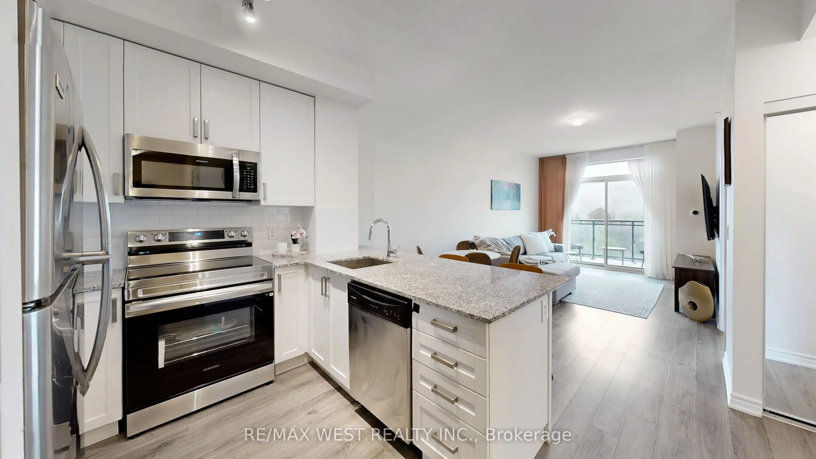 11611 Yonge Street, #718