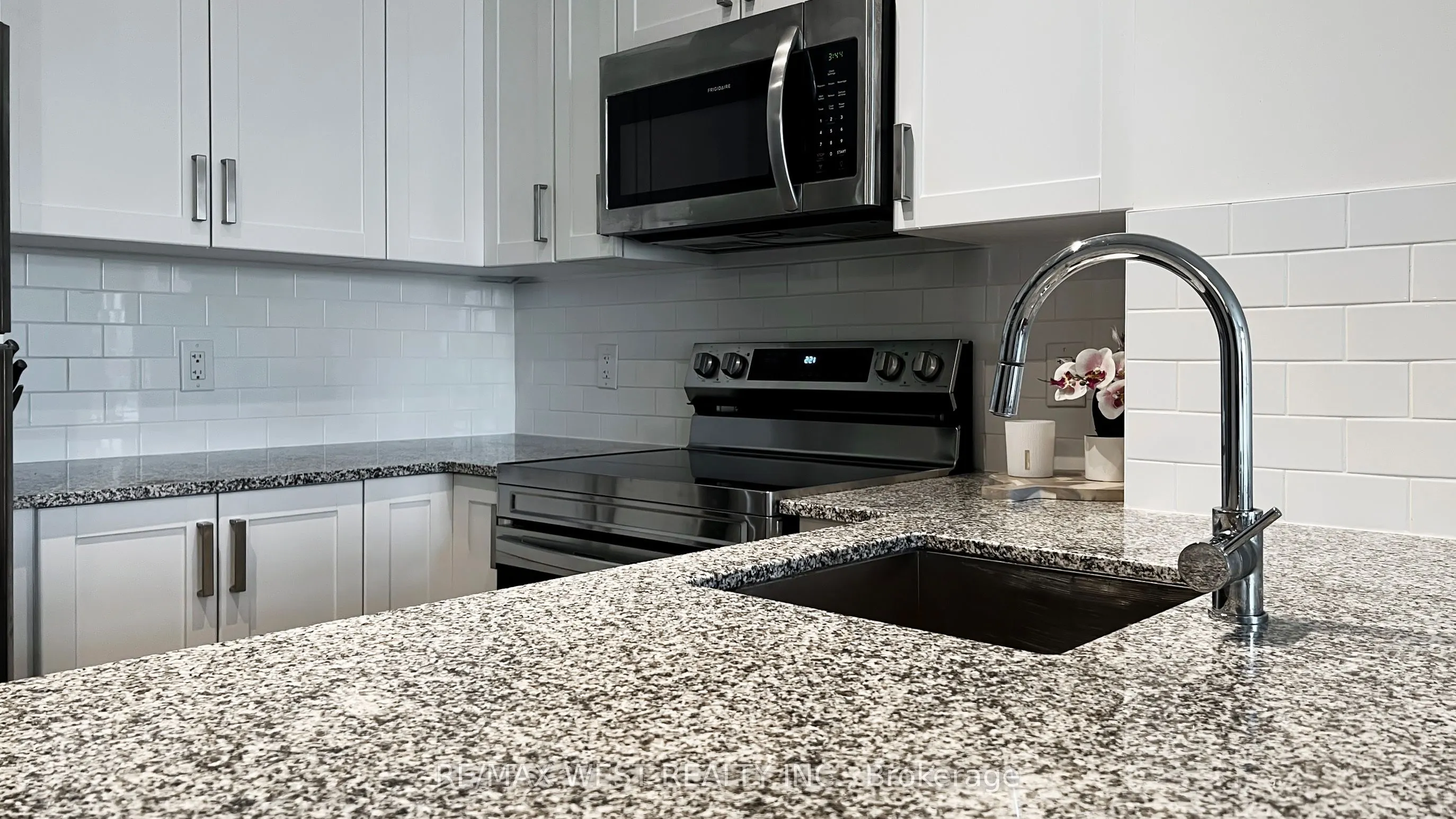 11611 Yonge Street, #718