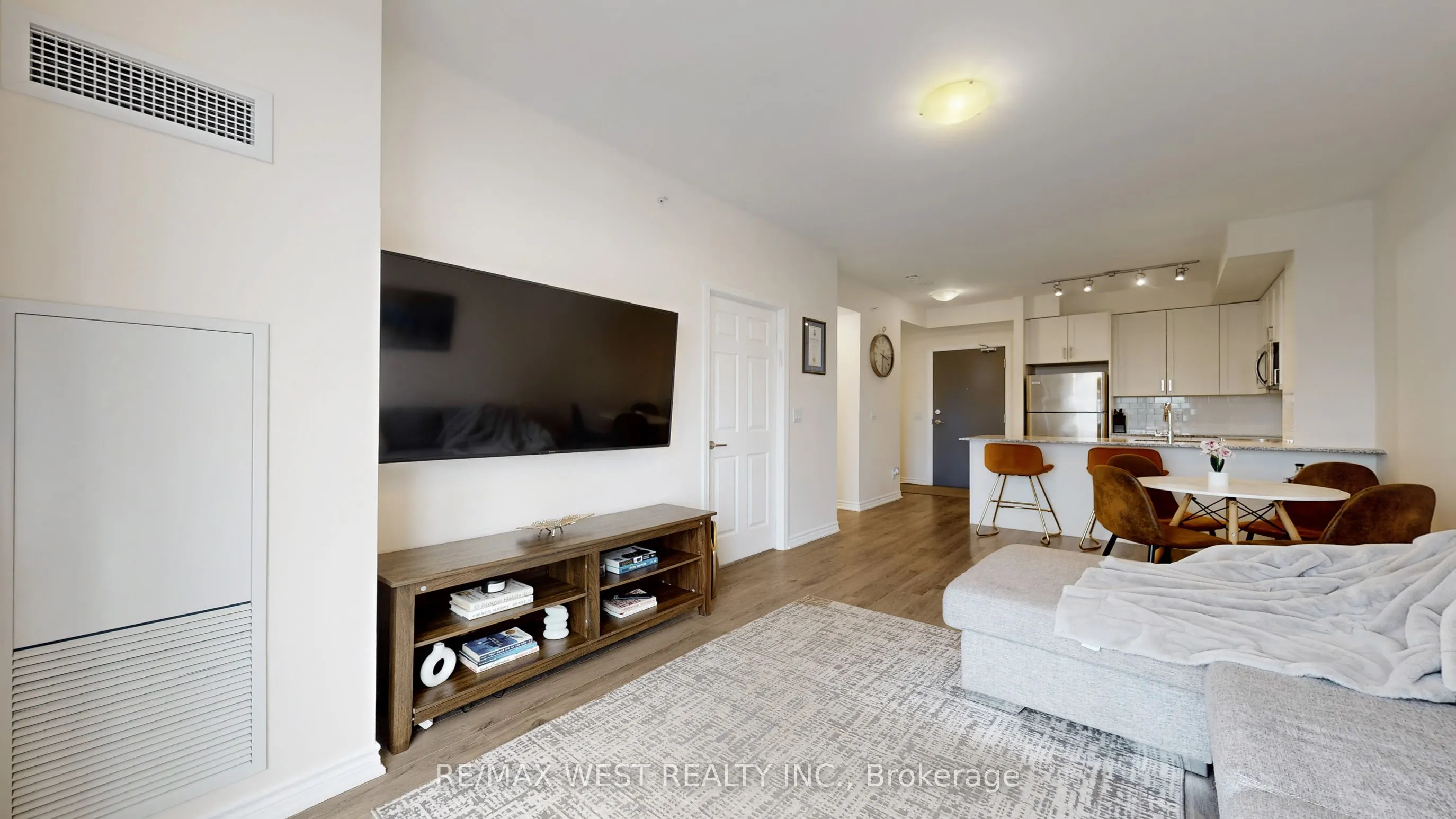 11611 Yonge Street, #718