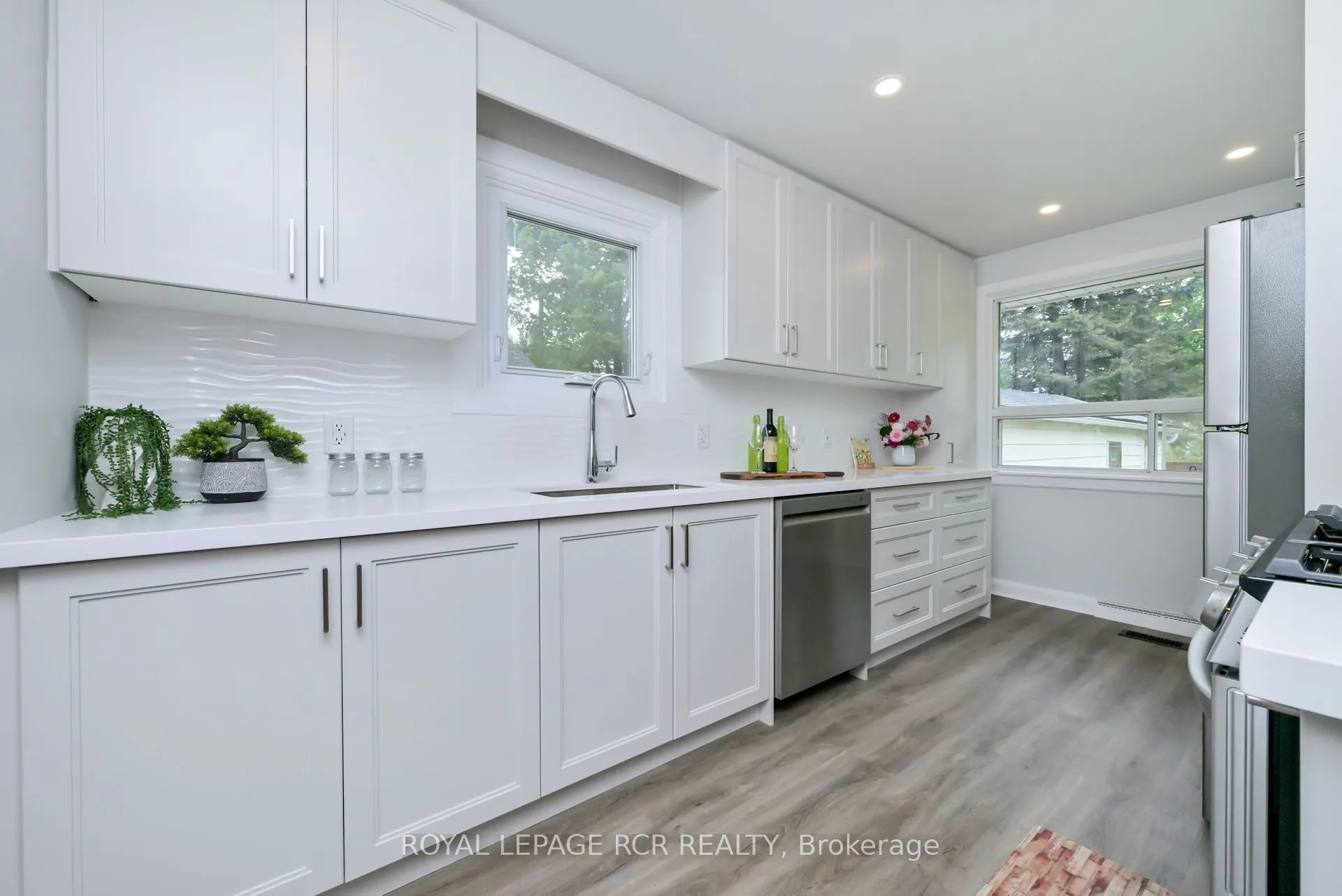 12 Maple Avenue E