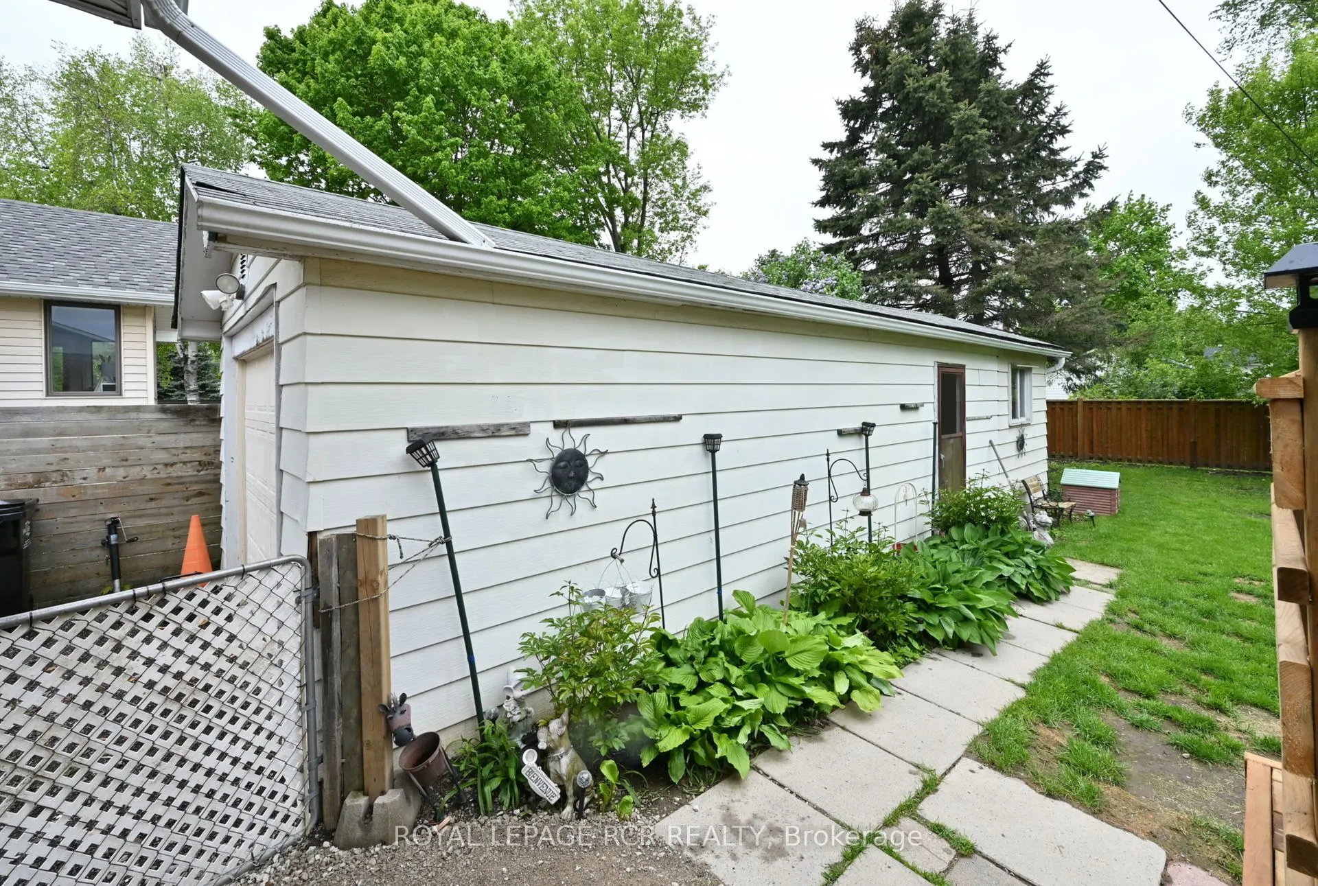 12 Maple Avenue E
