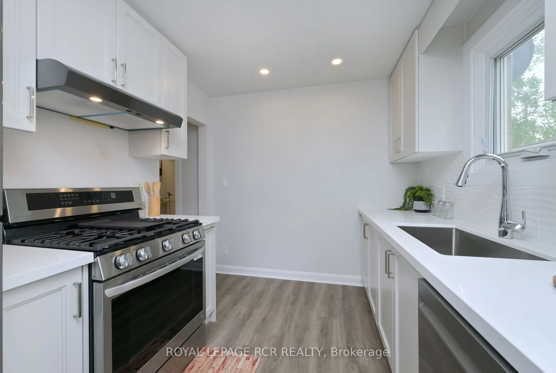 12 Maple Avenue E