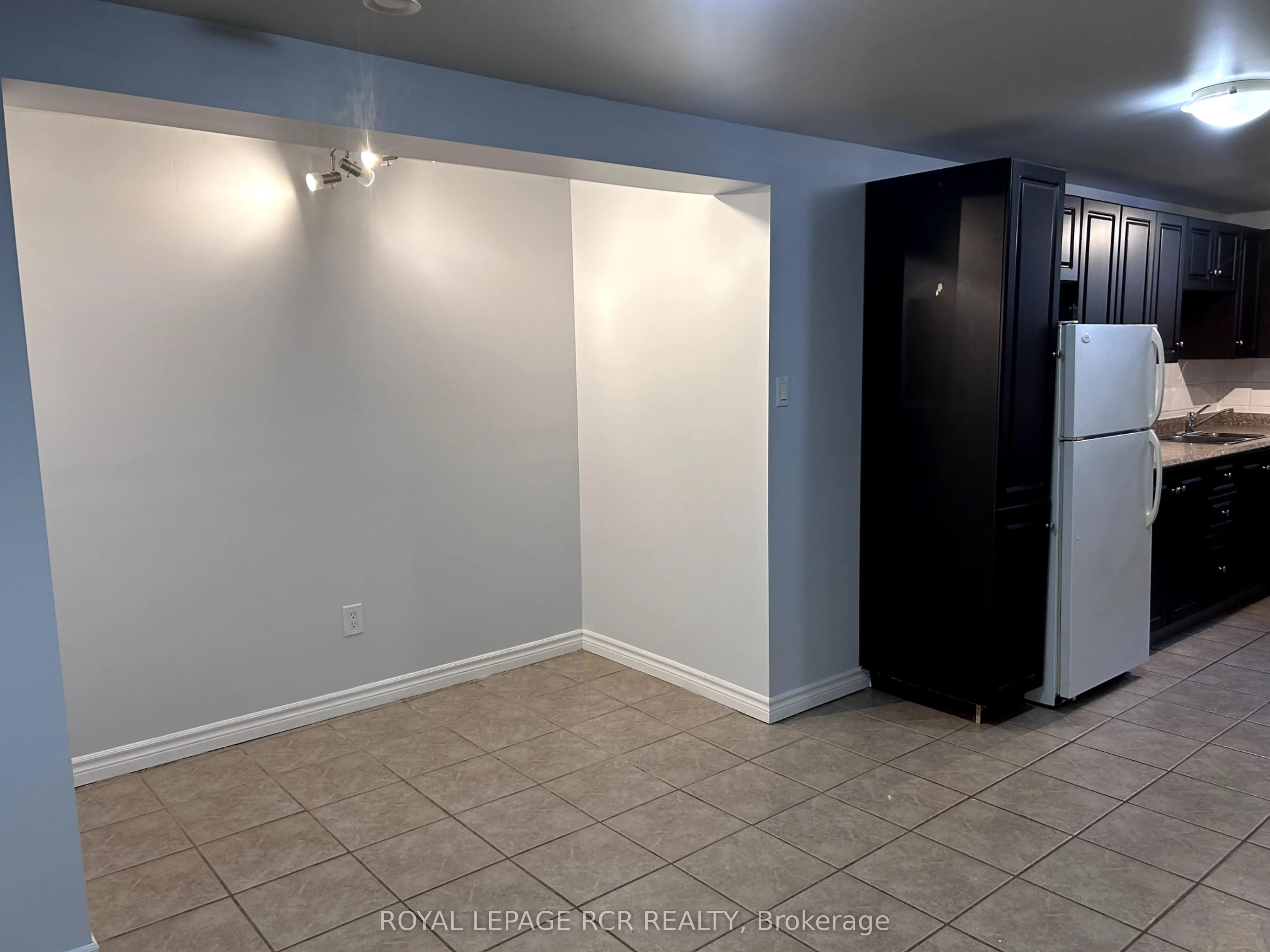 12 Maple Avenue E