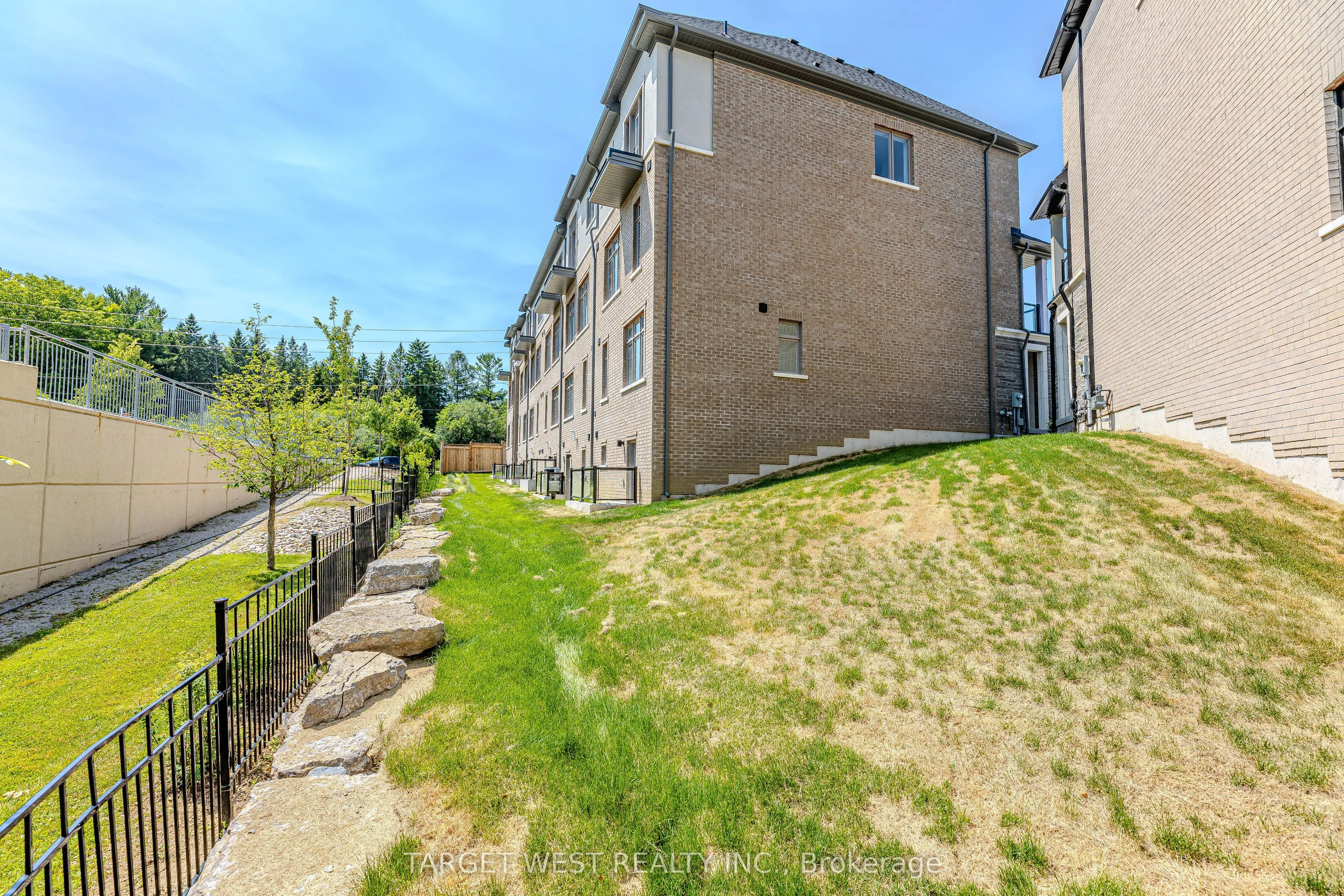 23 Archambault Way