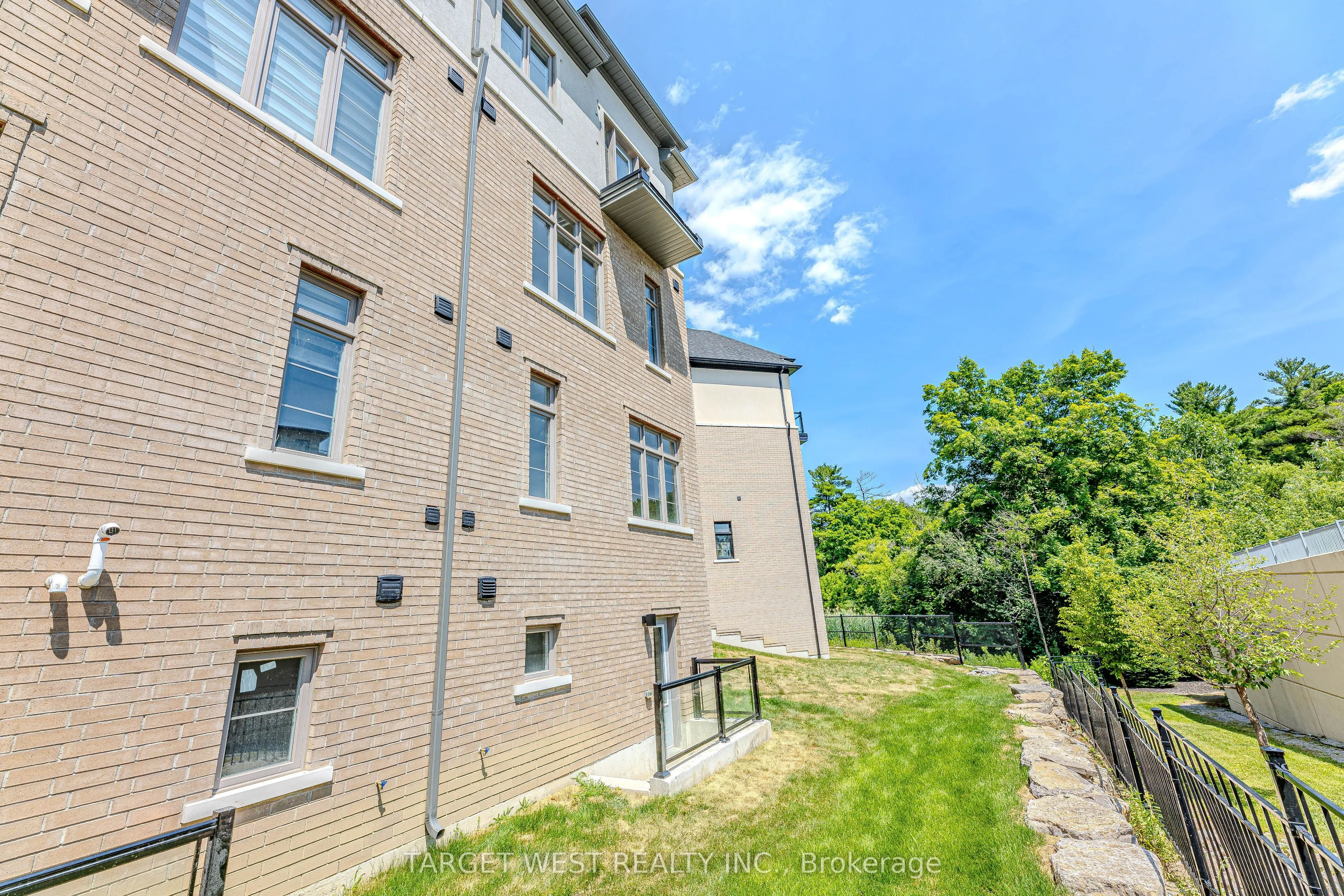 23 Archambault Way
