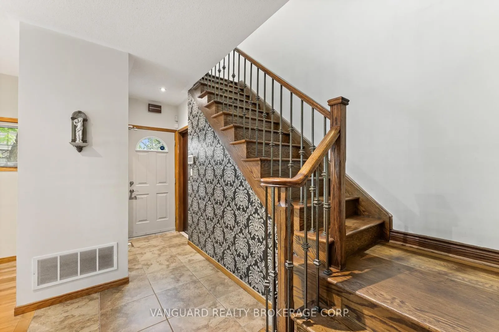 108 Queen Street S
