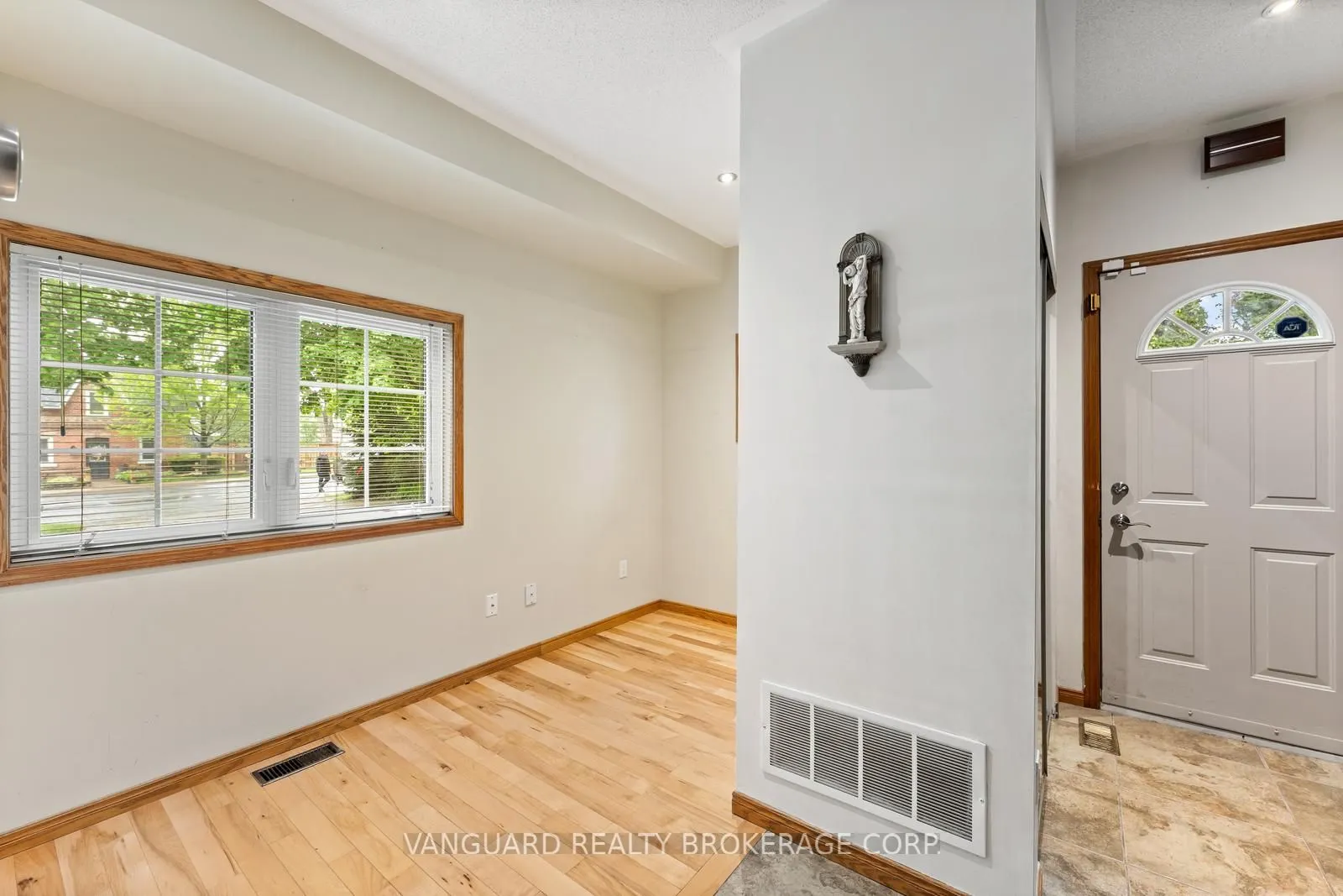 108 Queen Street S