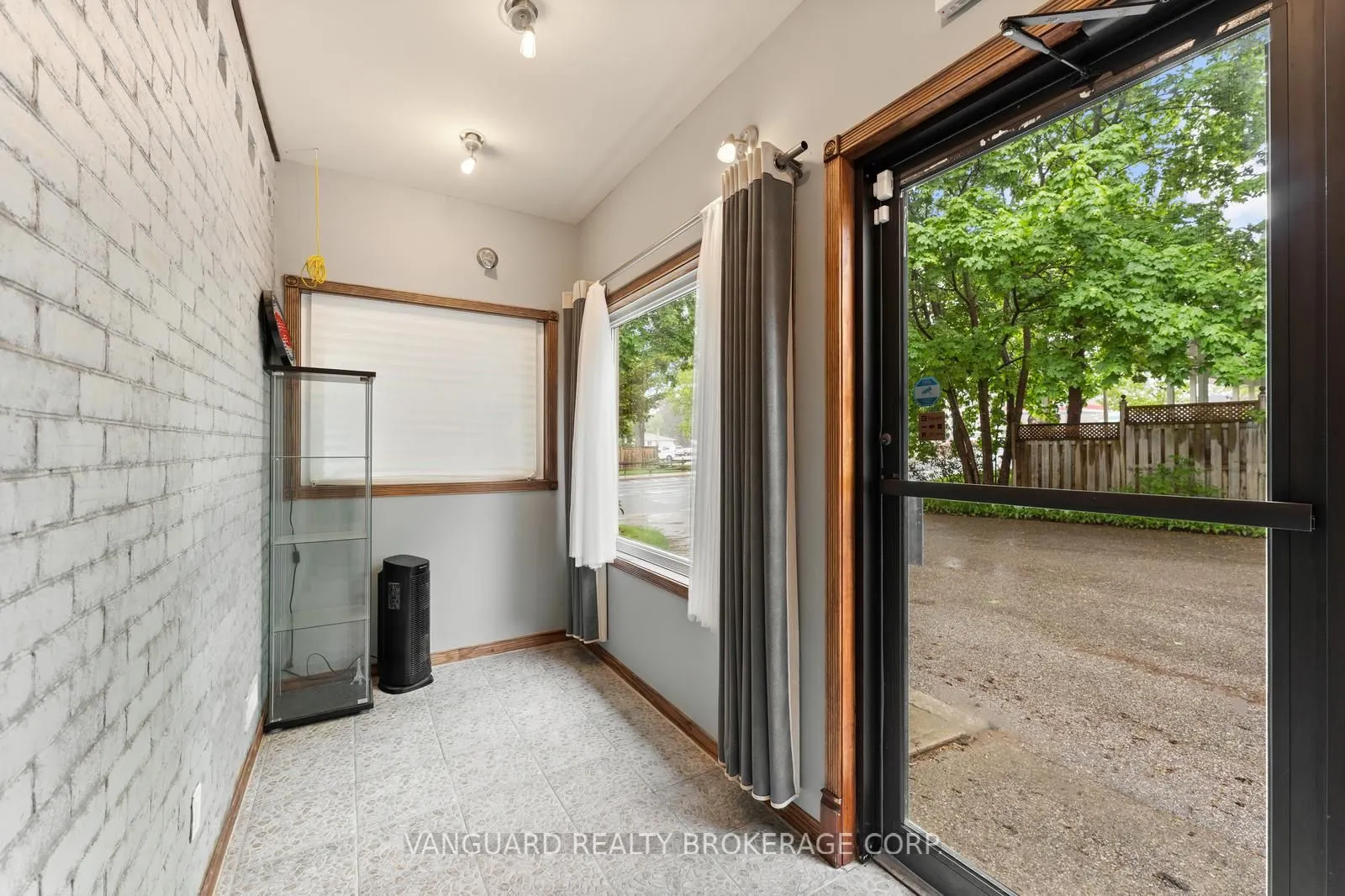 108 Queen Street S