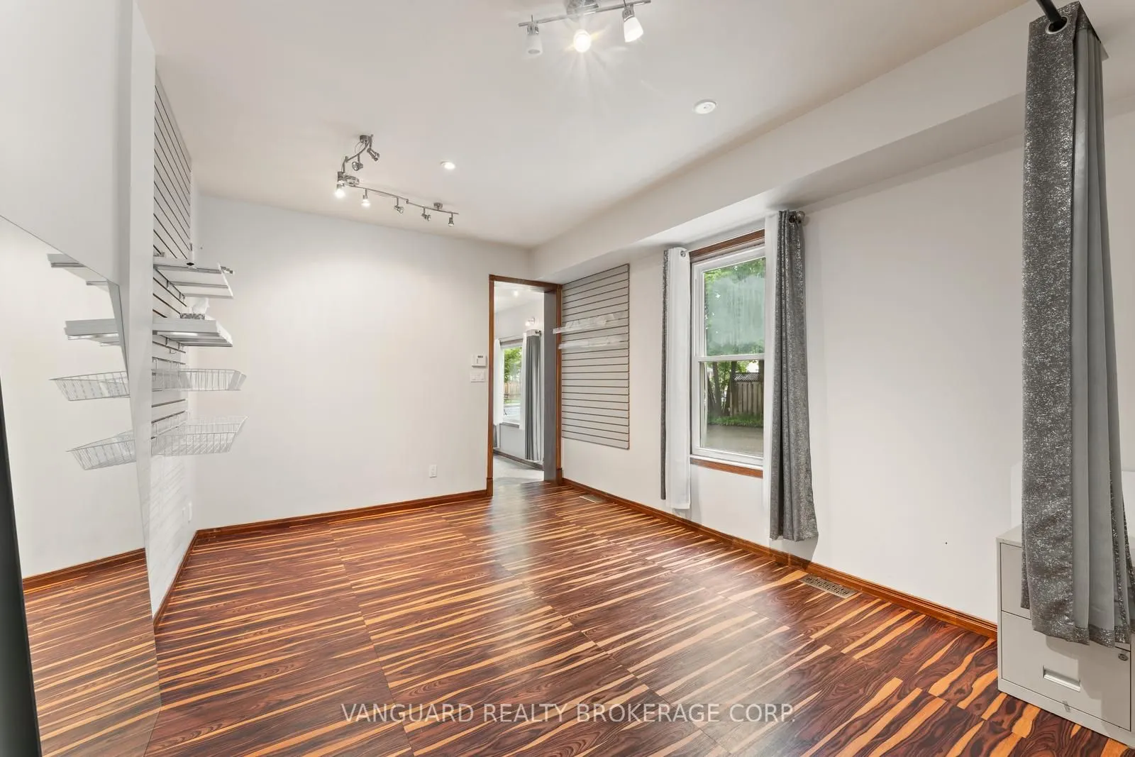 108 Queen Street S