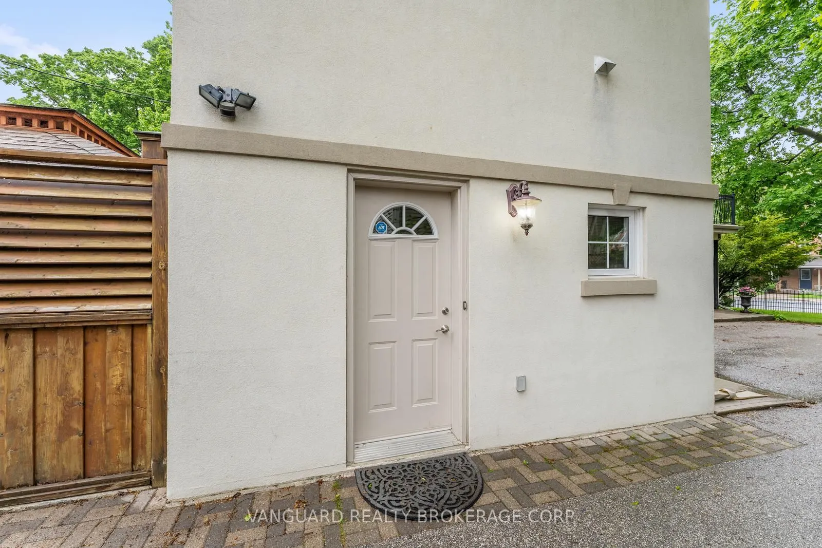 108 Queen Street S