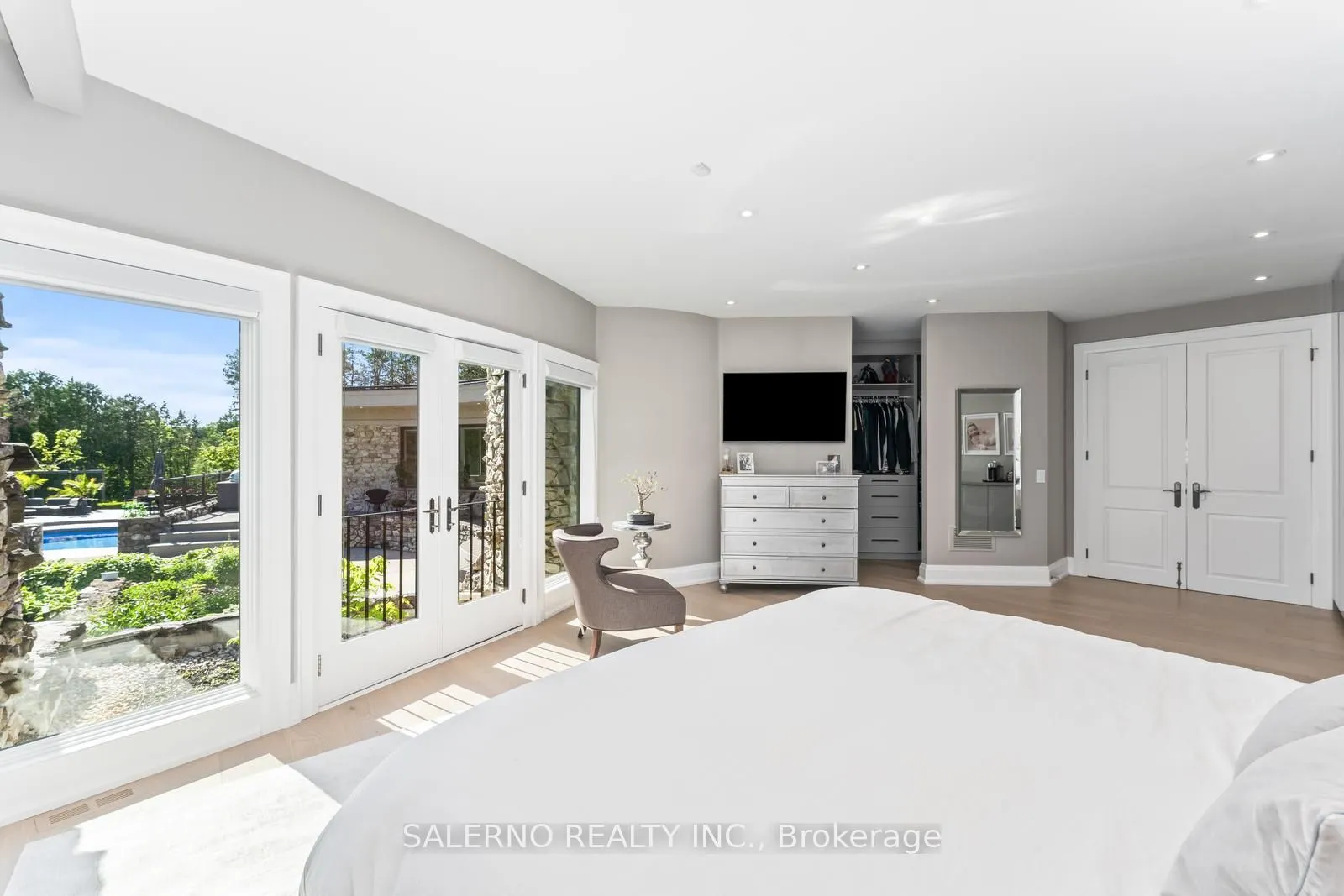 290 Kingscross Drive
