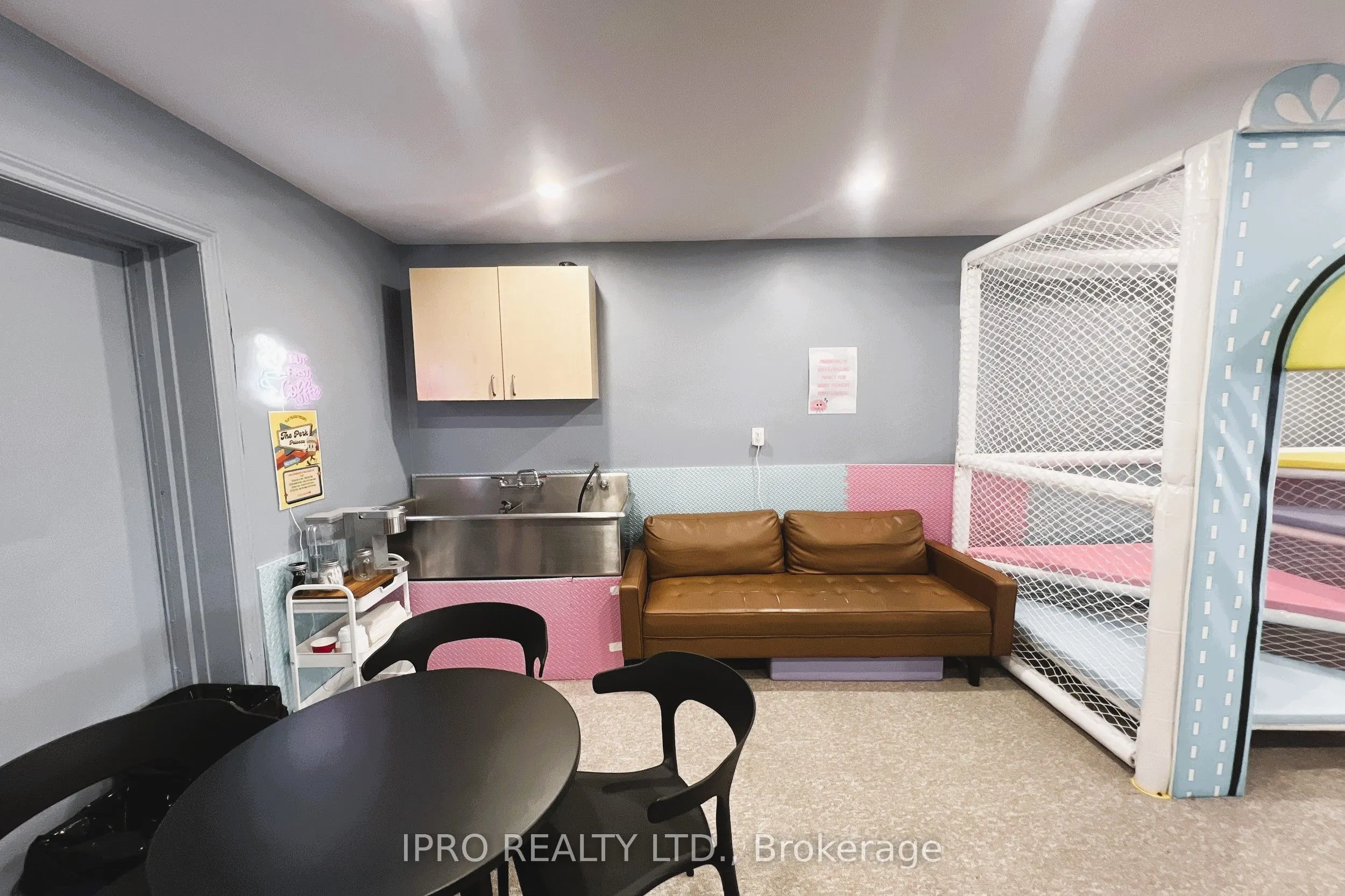 105 Holland Street E