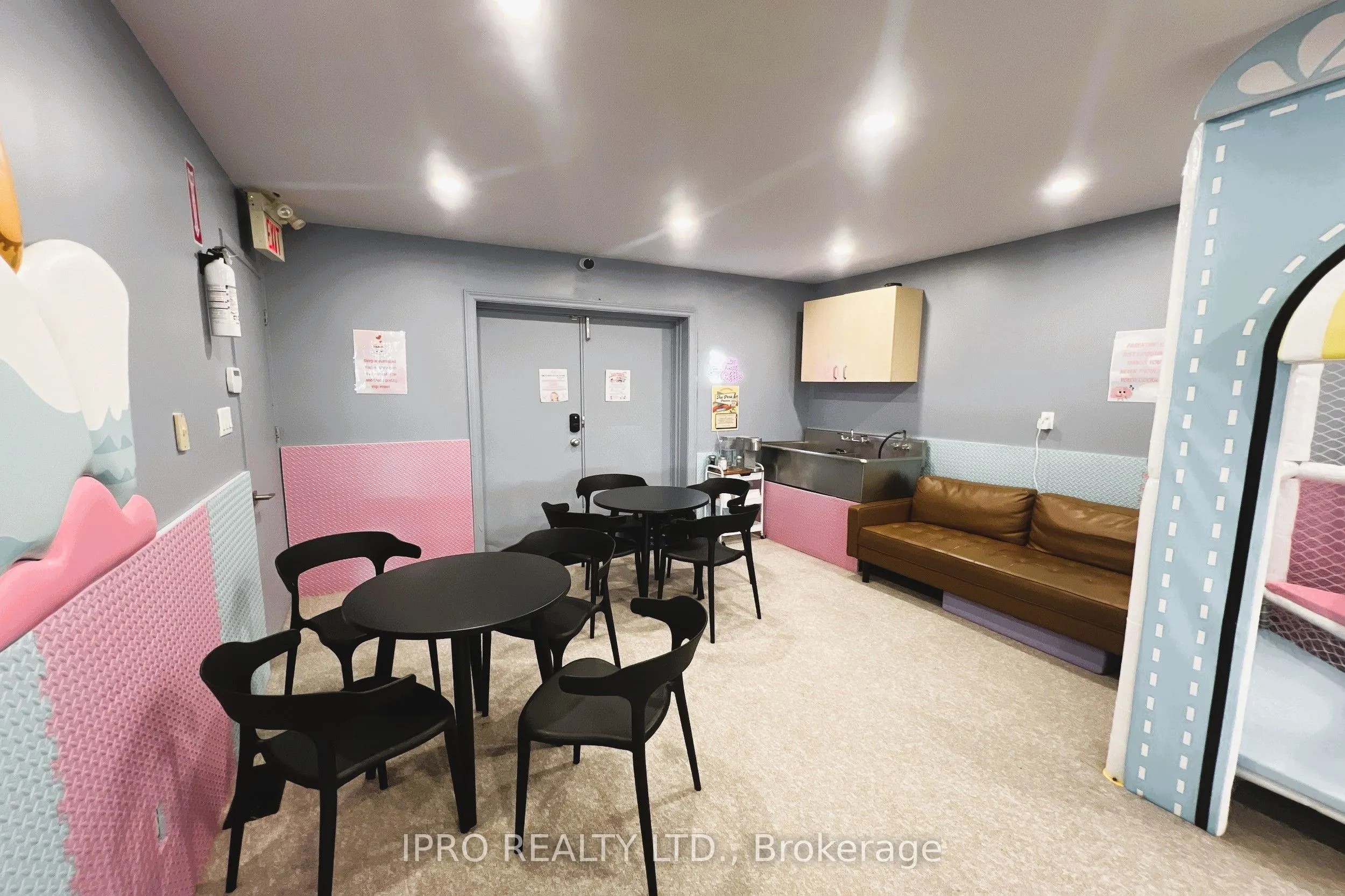 105 Holland Street E