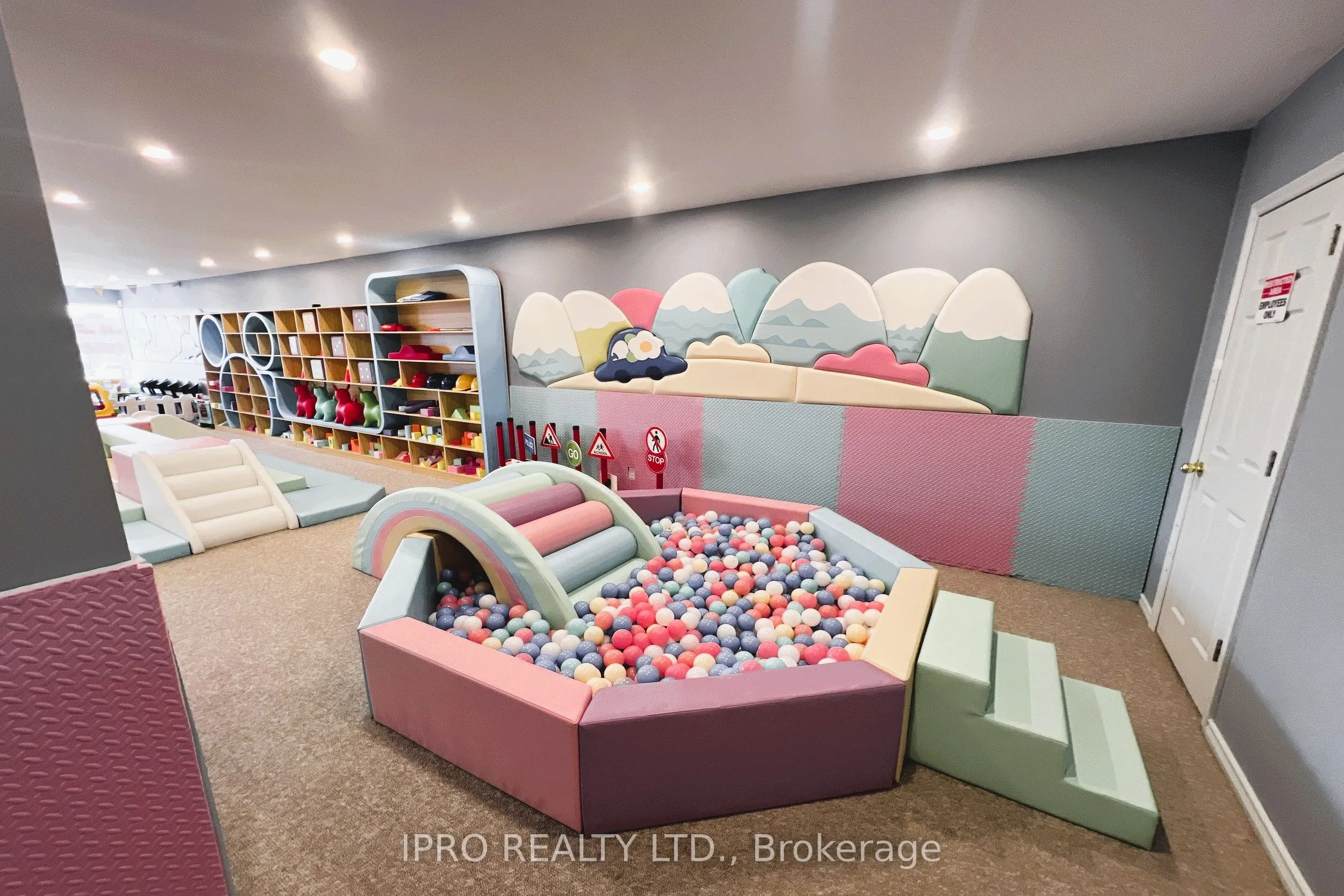 105 Holland Street E