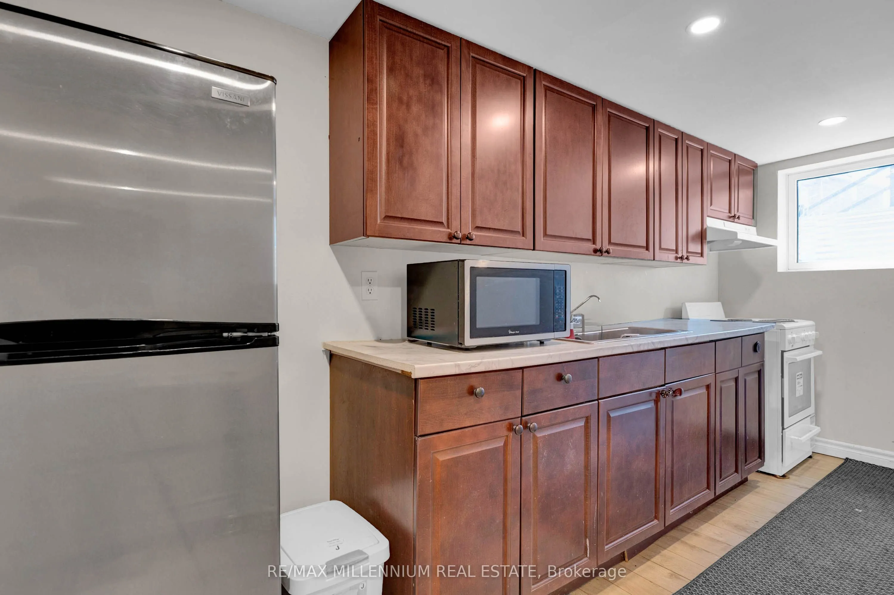 10 Mainland Crescent E