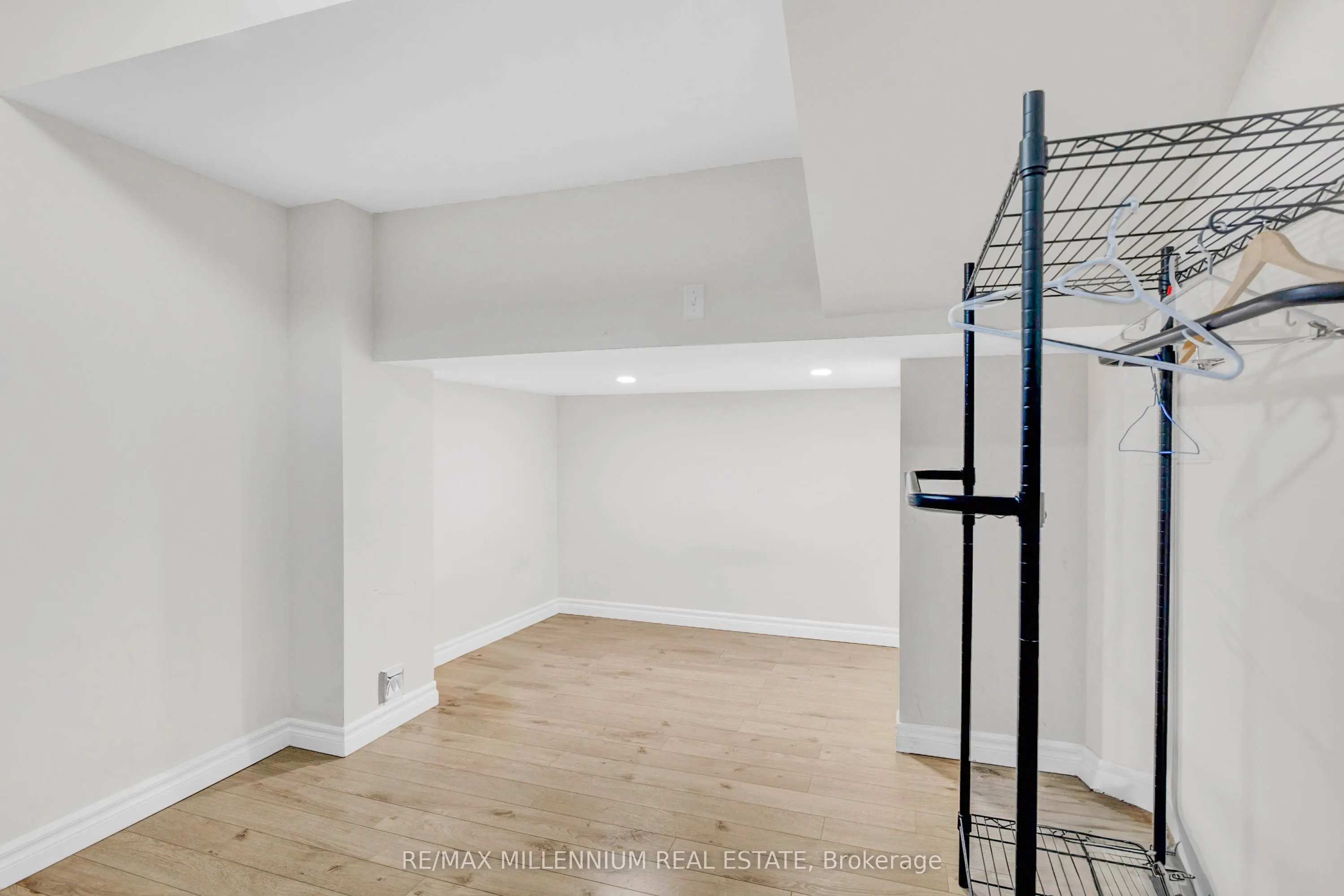 10 Mainland Crescent E