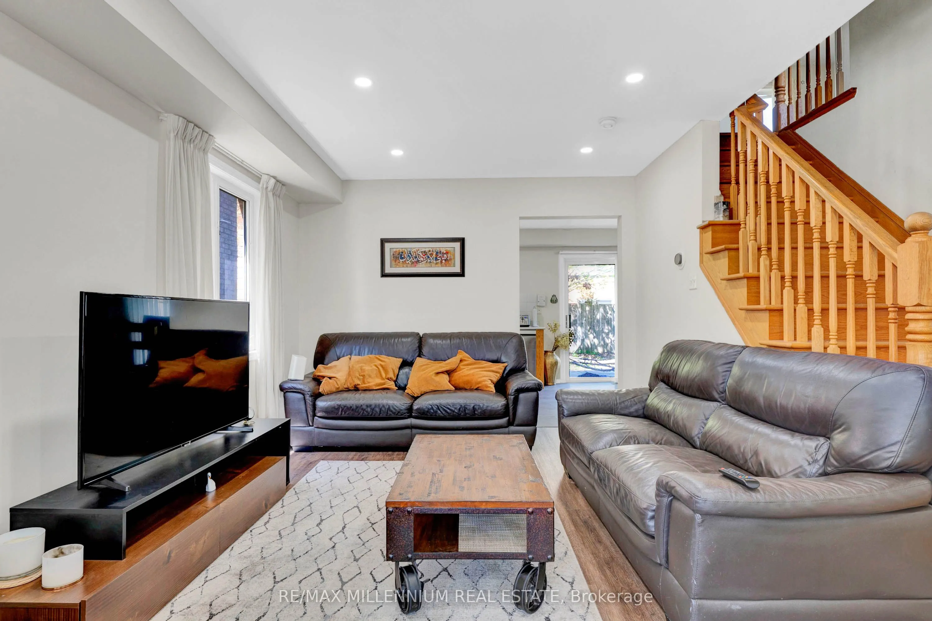 10 Mainland Crescent E