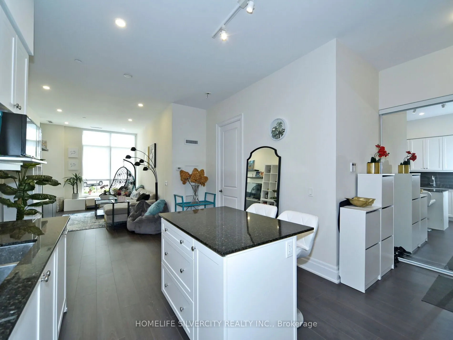 9075 Jane Street, #111