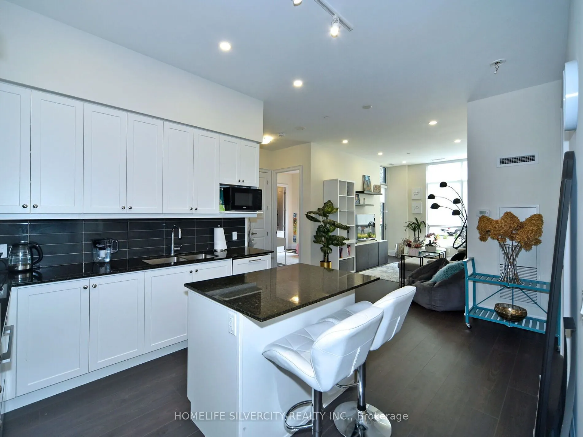 9075 Jane Street, #111