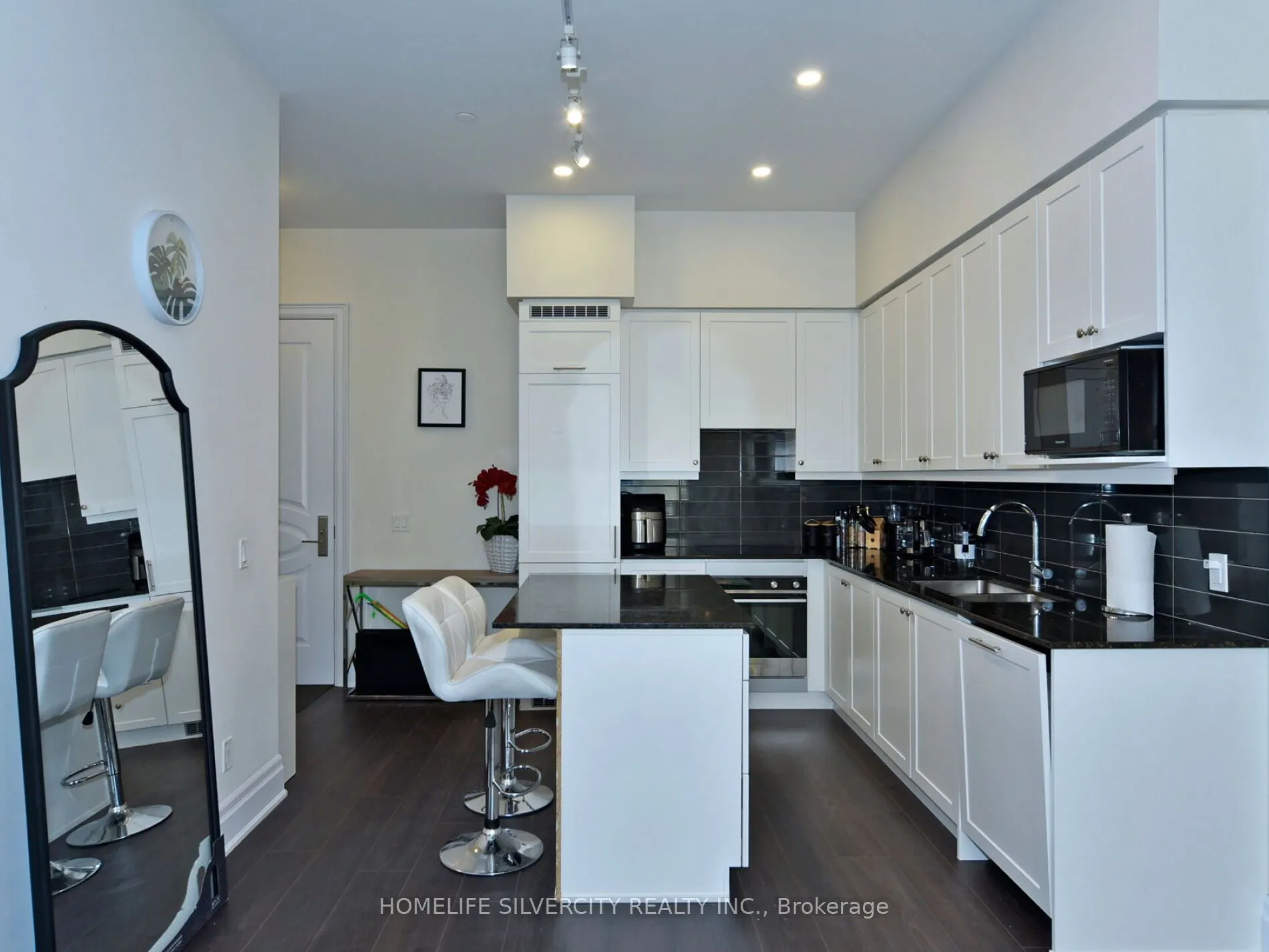 9075 Jane Street, #111
