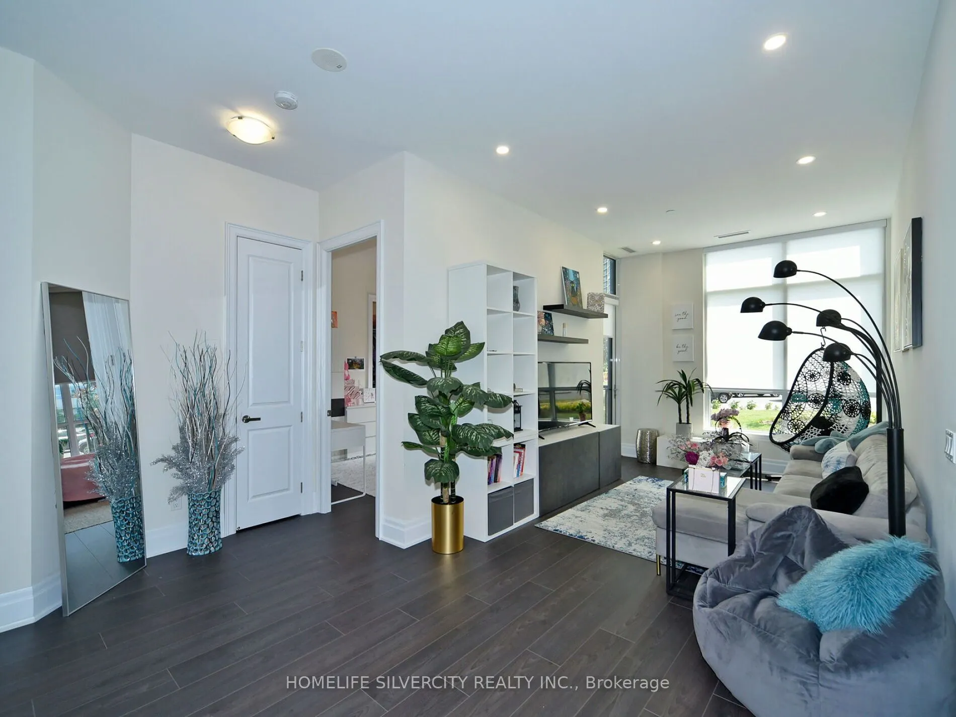 9075 Jane Street, #111