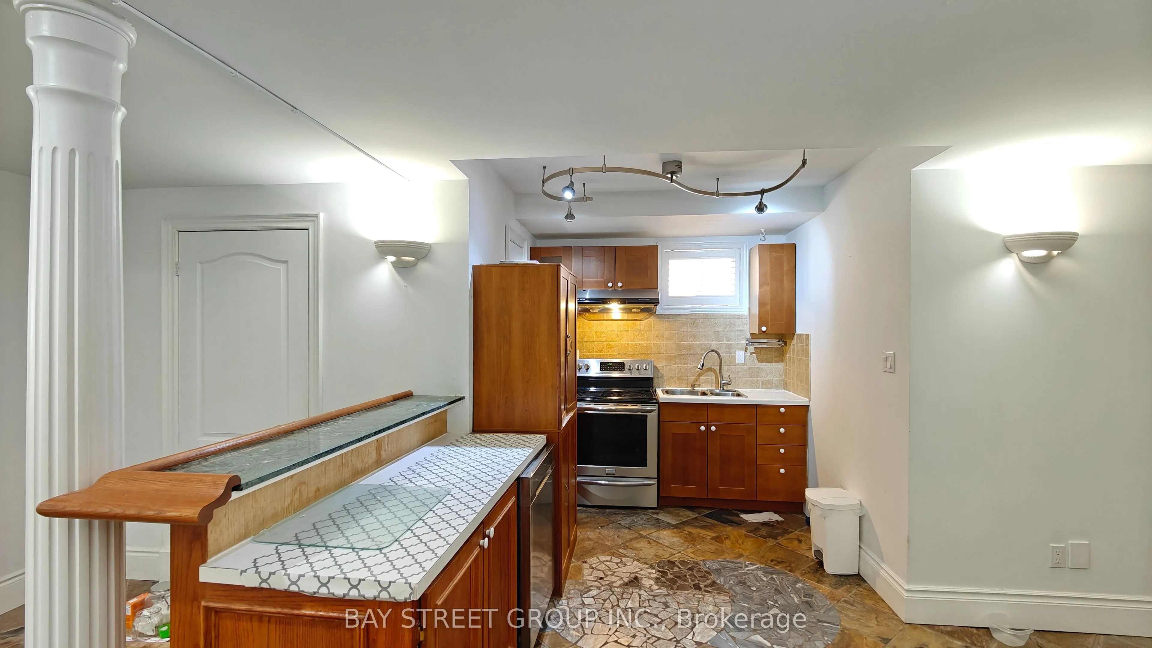 231 Shaftsbury Avenue N