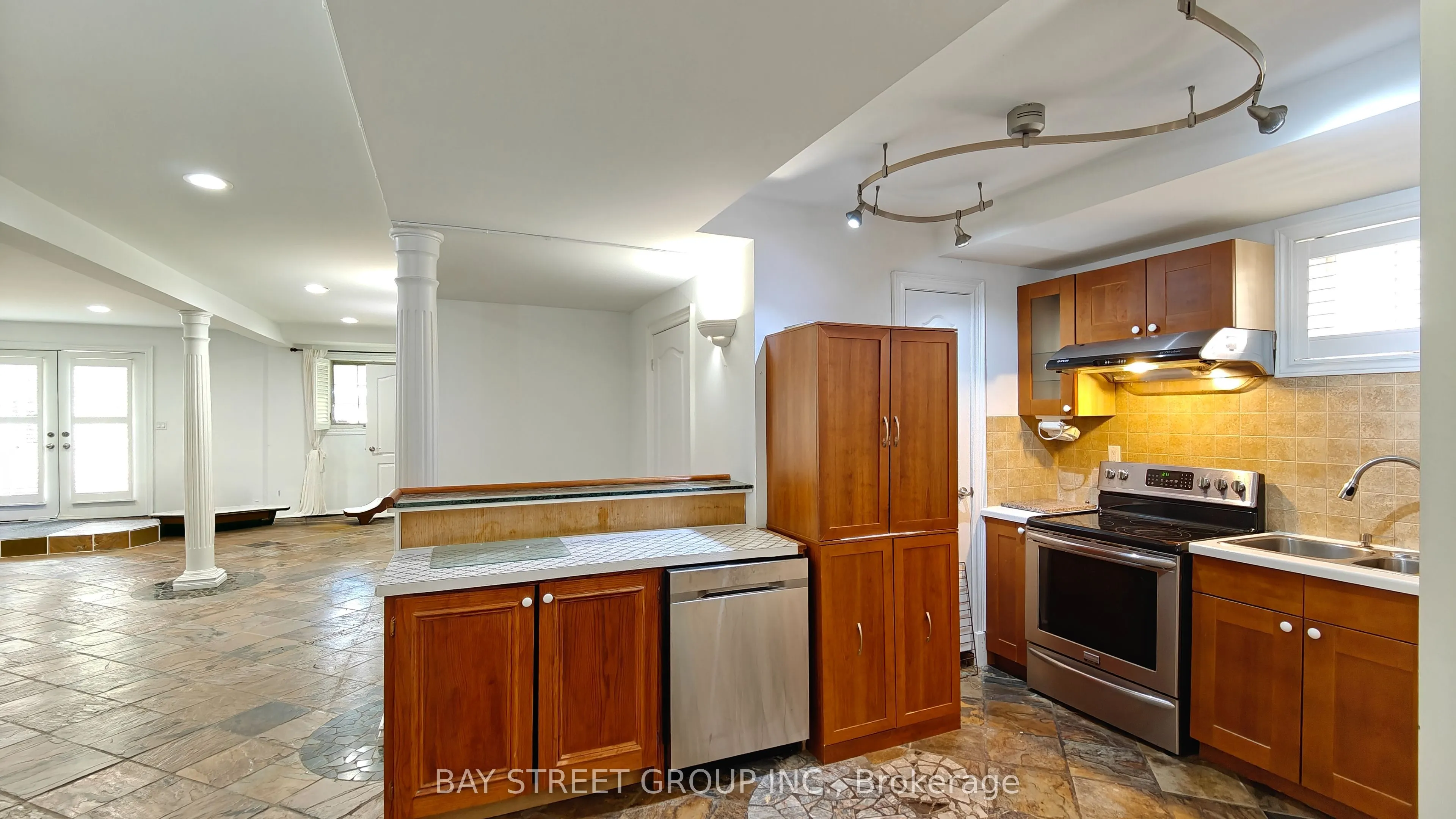 231 Shaftsbury Avenue N
