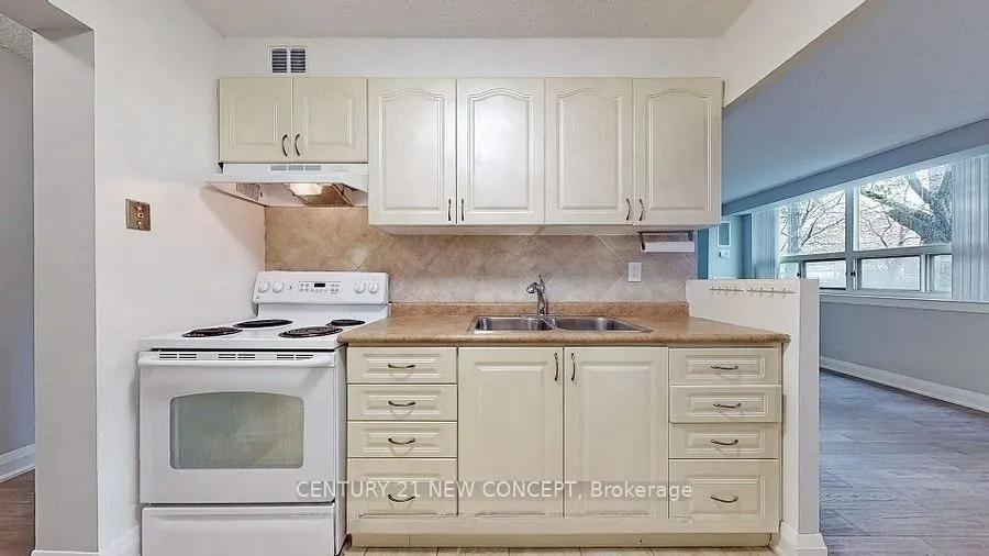 7451 Yonge Street, #101