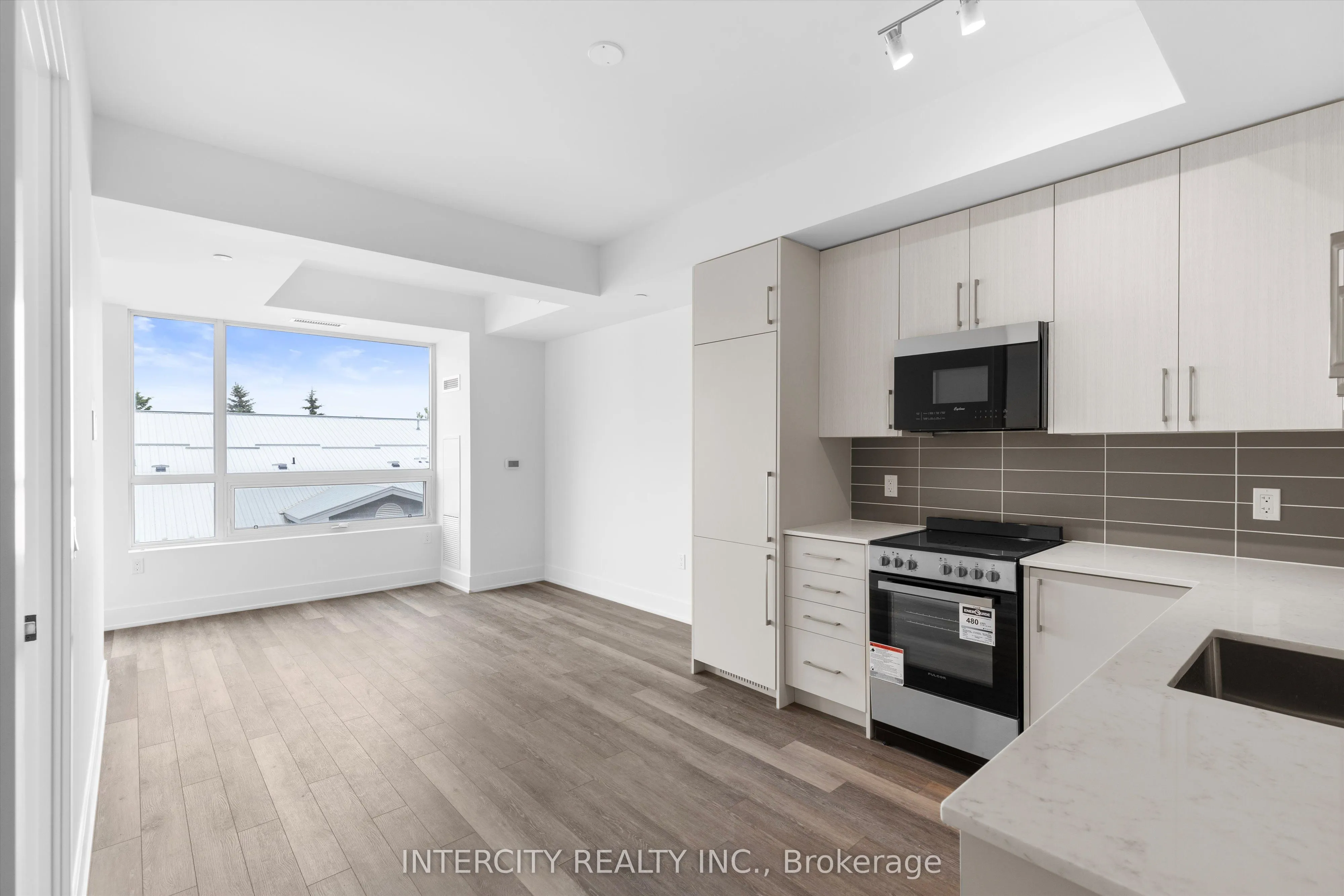2075 King Road, #243