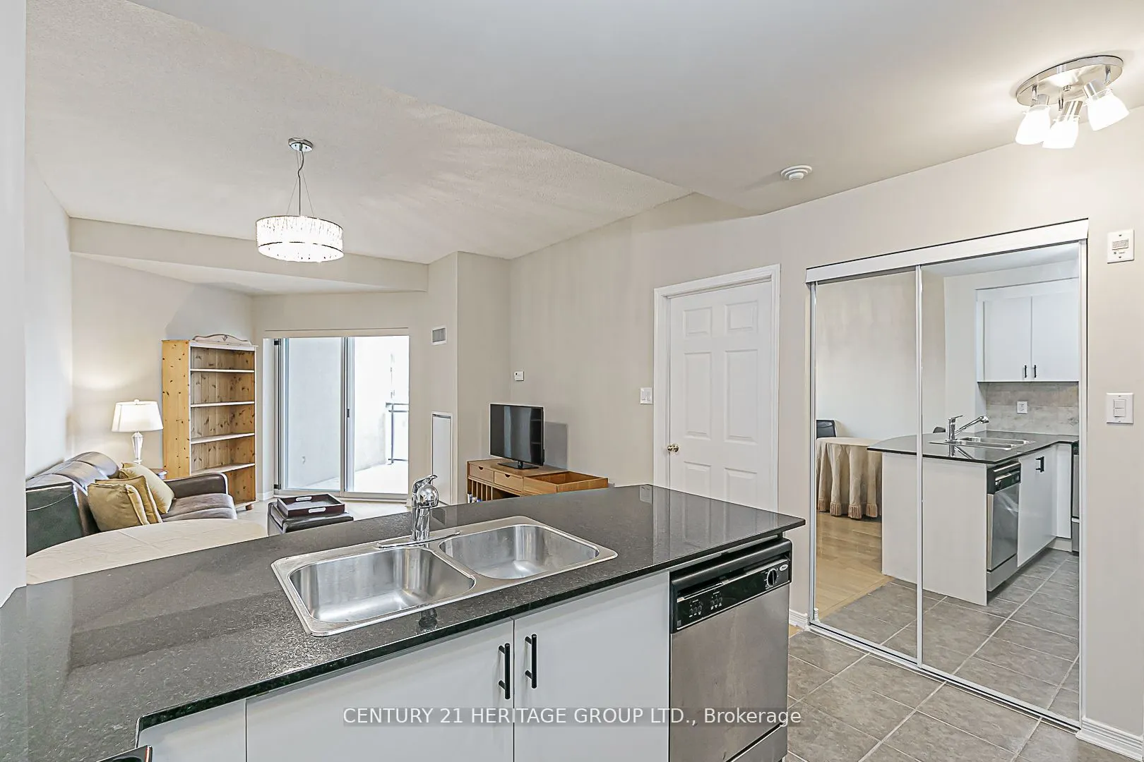 8 Maison Parc Court, #305