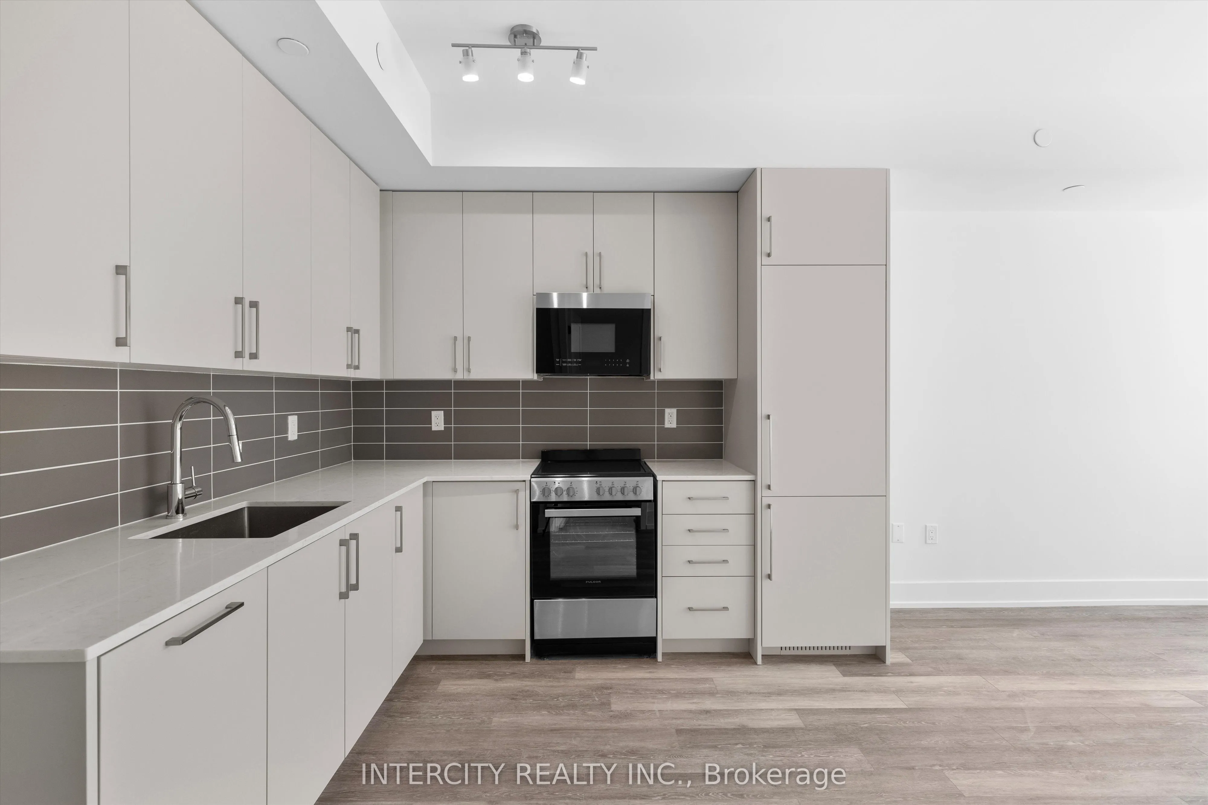 2075 King Road, #252