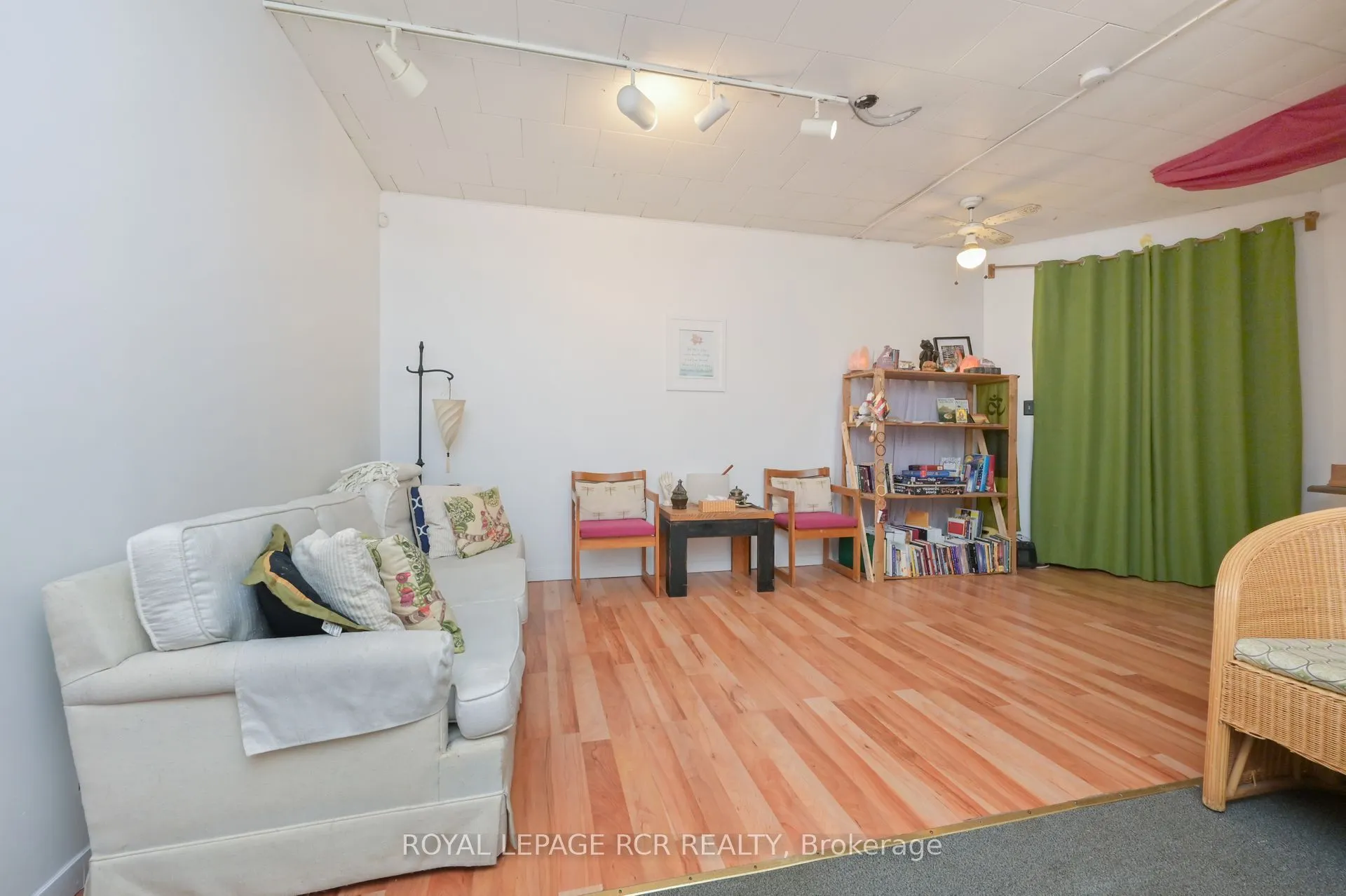47 Victoria Street W