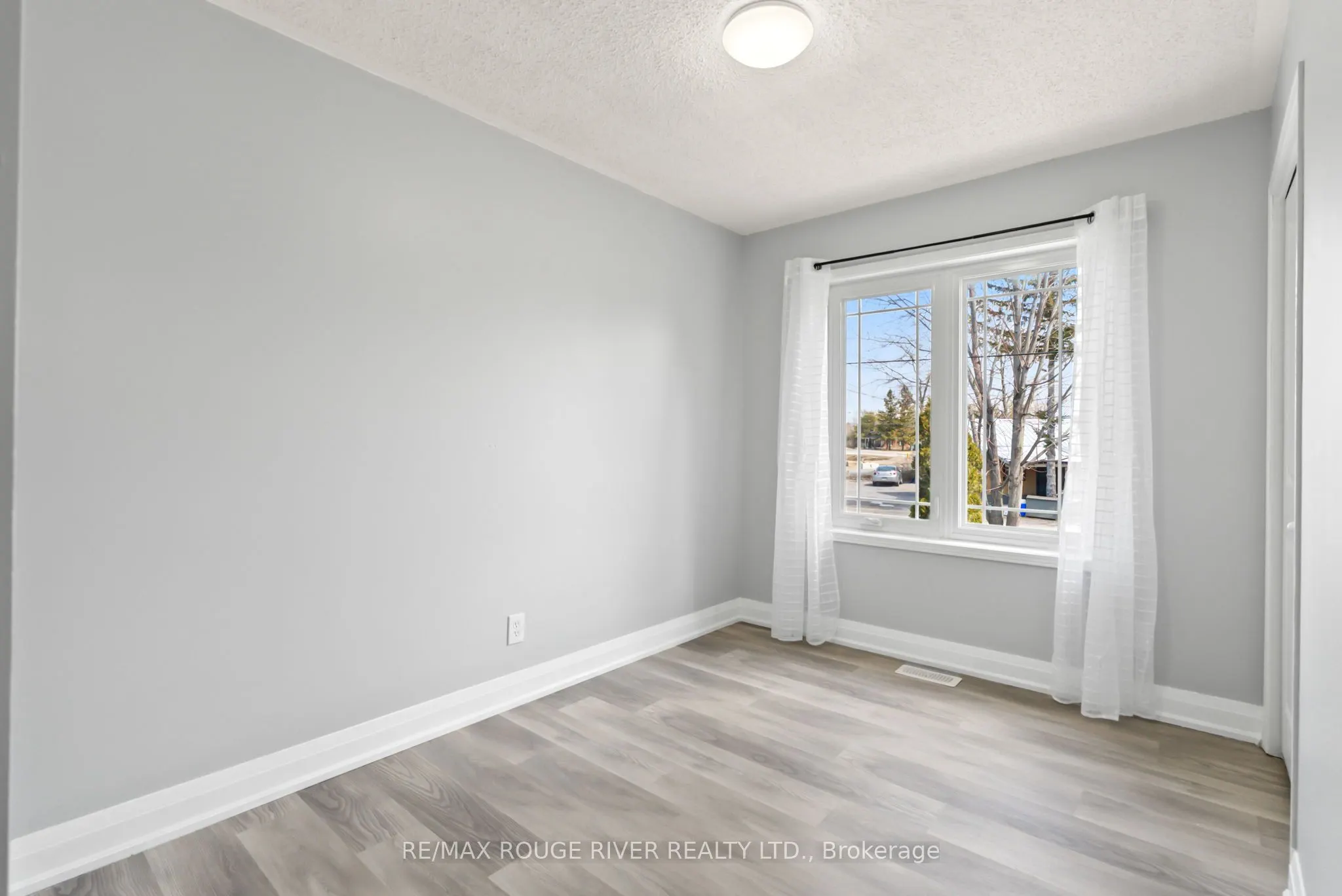495 Lakeland Crescent
