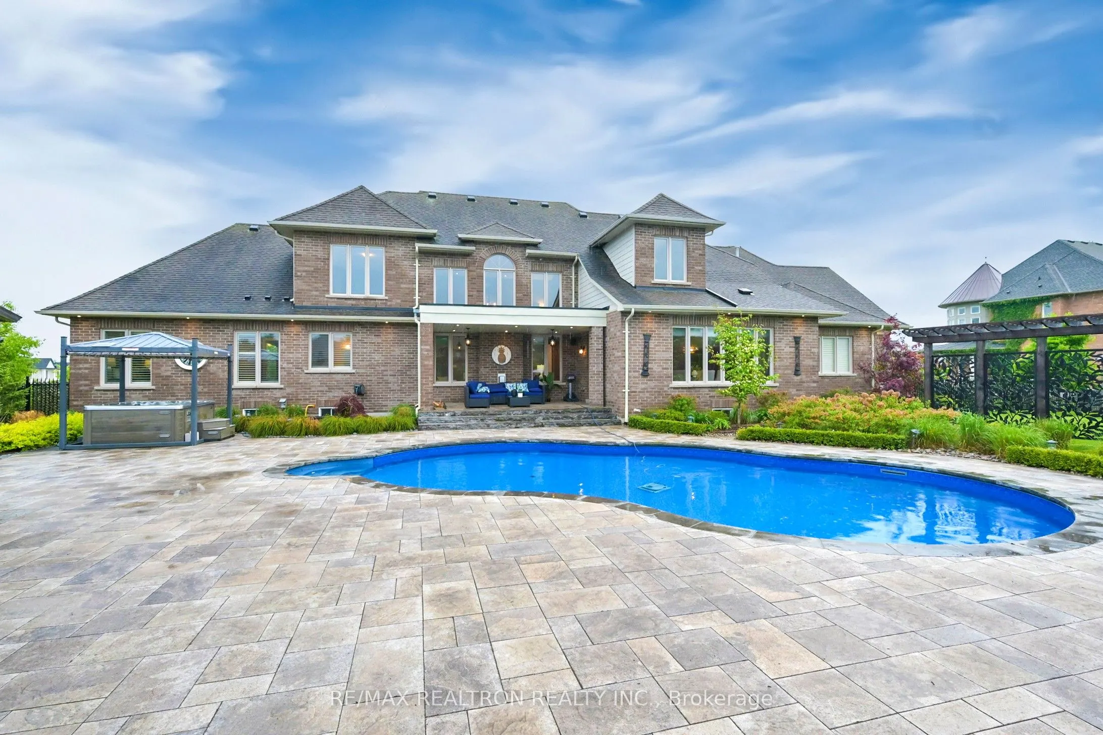 15 Pine Vista Avenue