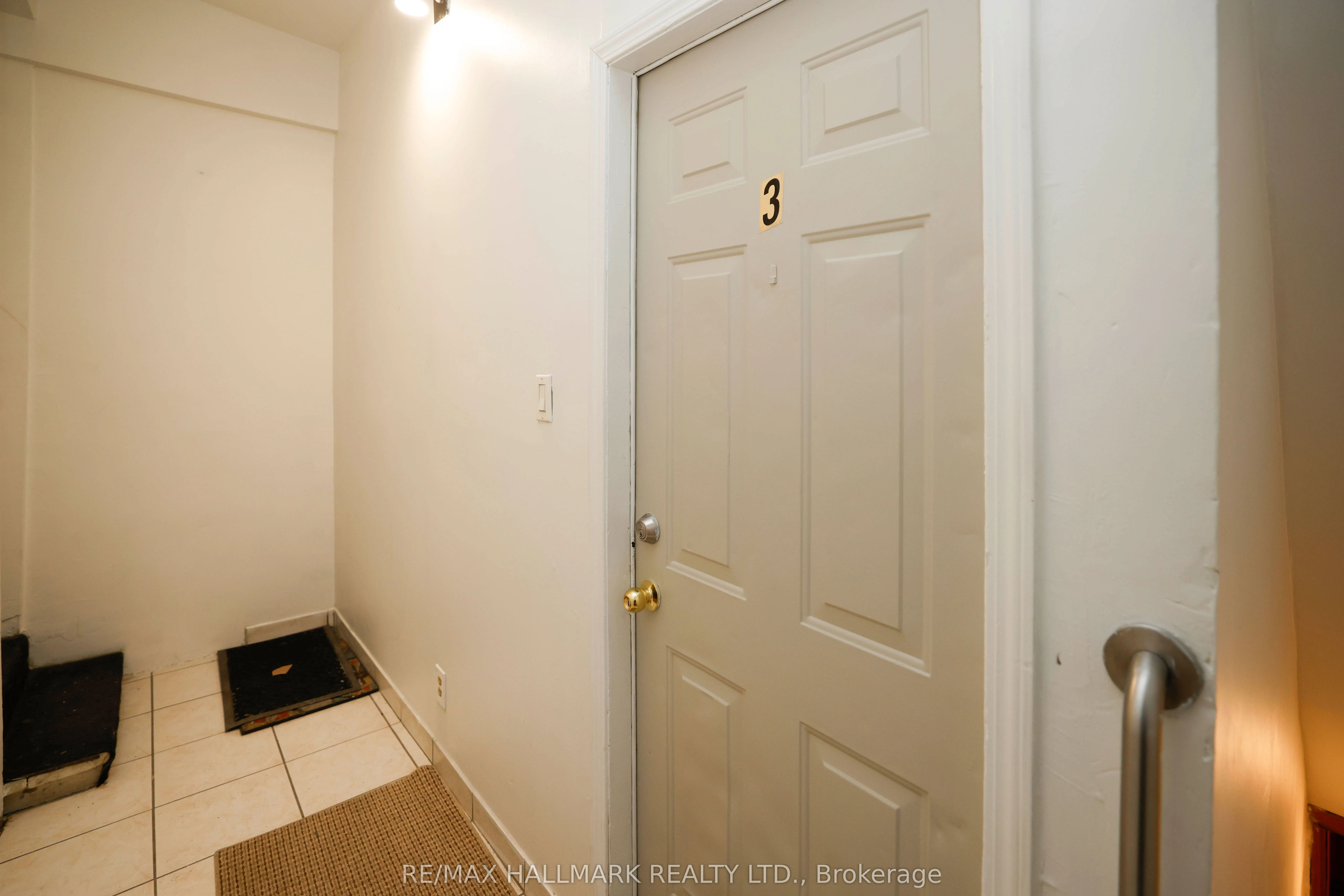 37 Holland Street W #3