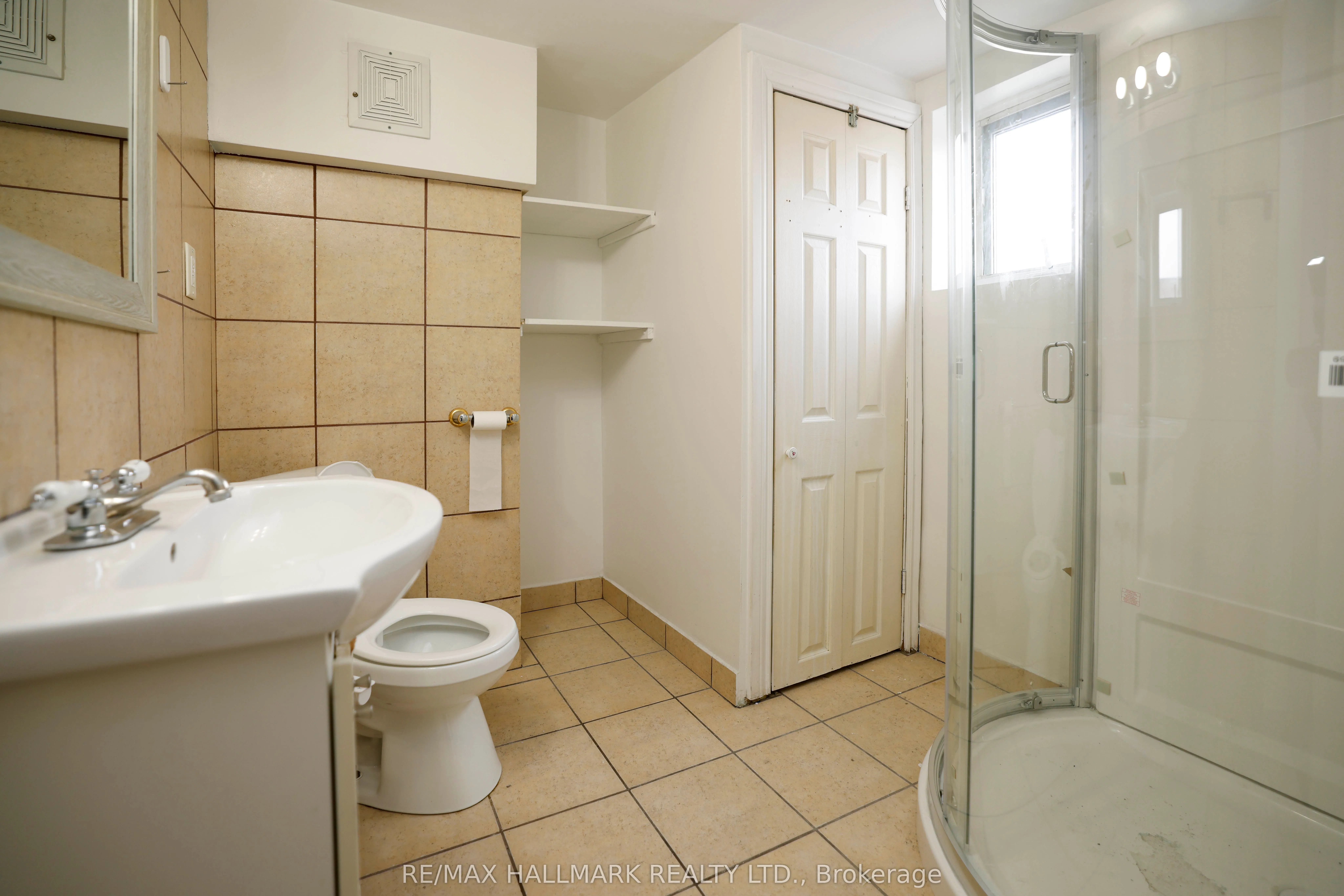 37 Holland Street W #3