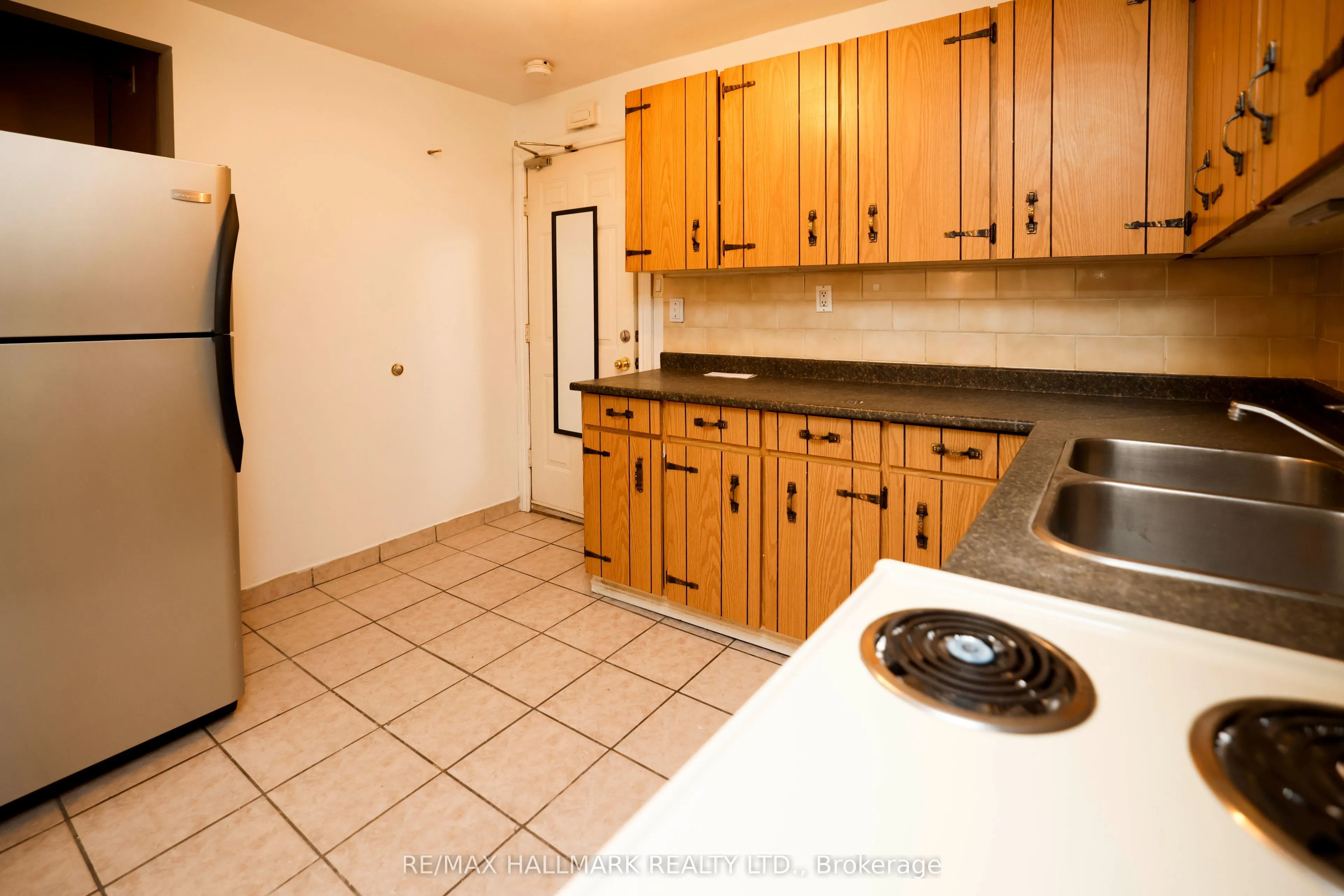 37 Holland Street W #3