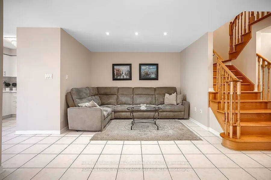 15 Echo Ridge Crescent