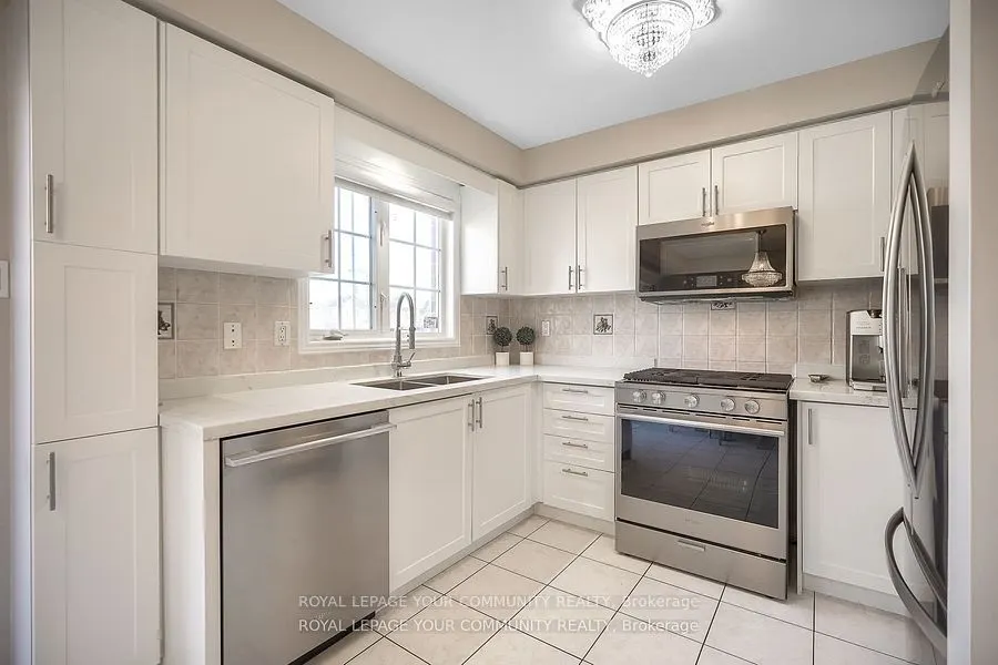 15 Echo Ridge Crescent