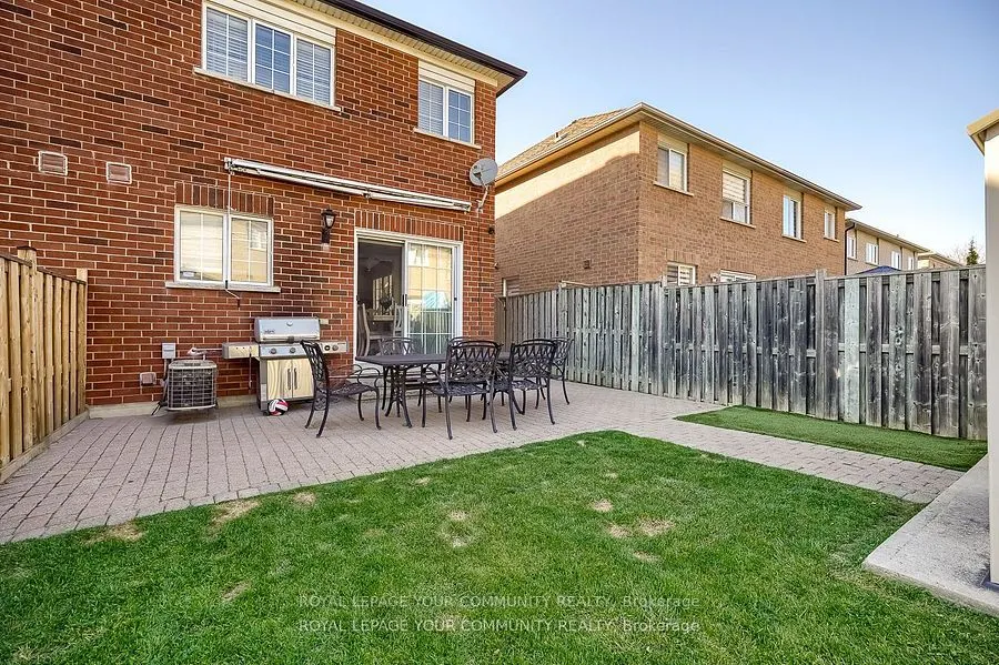 15 Echo Ridge Crescent