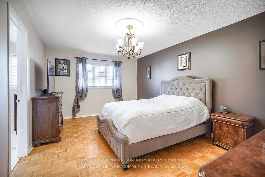 15 Echo Ridge Crescent
