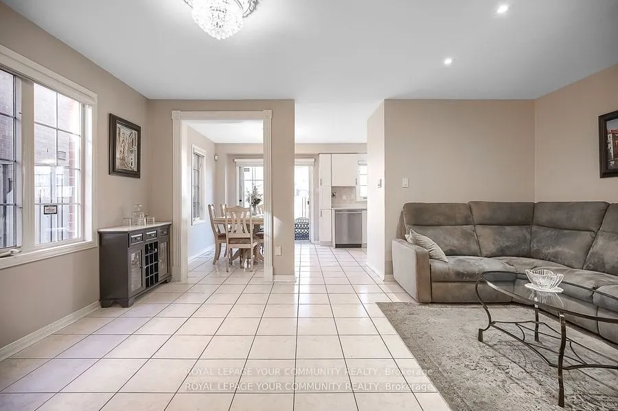 15 Echo Ridge Crescent