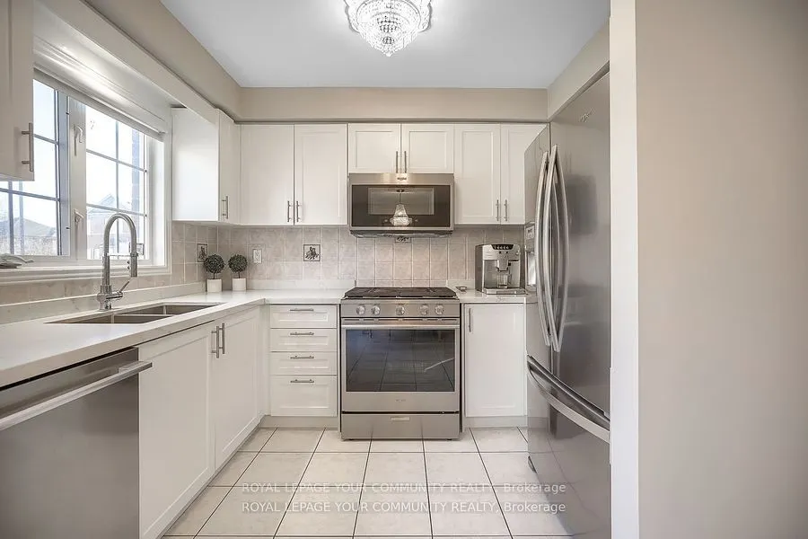 15 Echo Ridge Crescent
